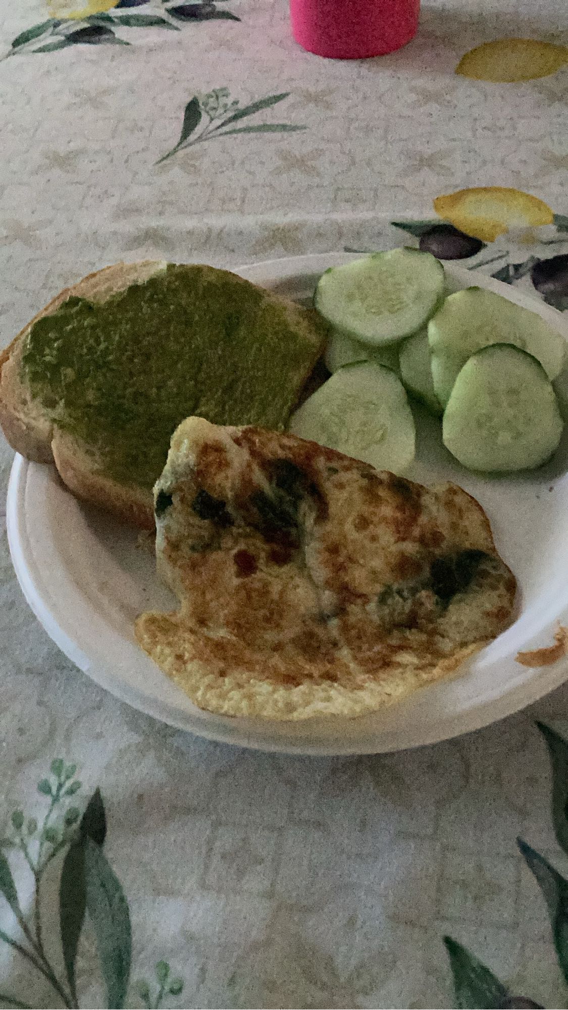 tostada con tortilla y pepino