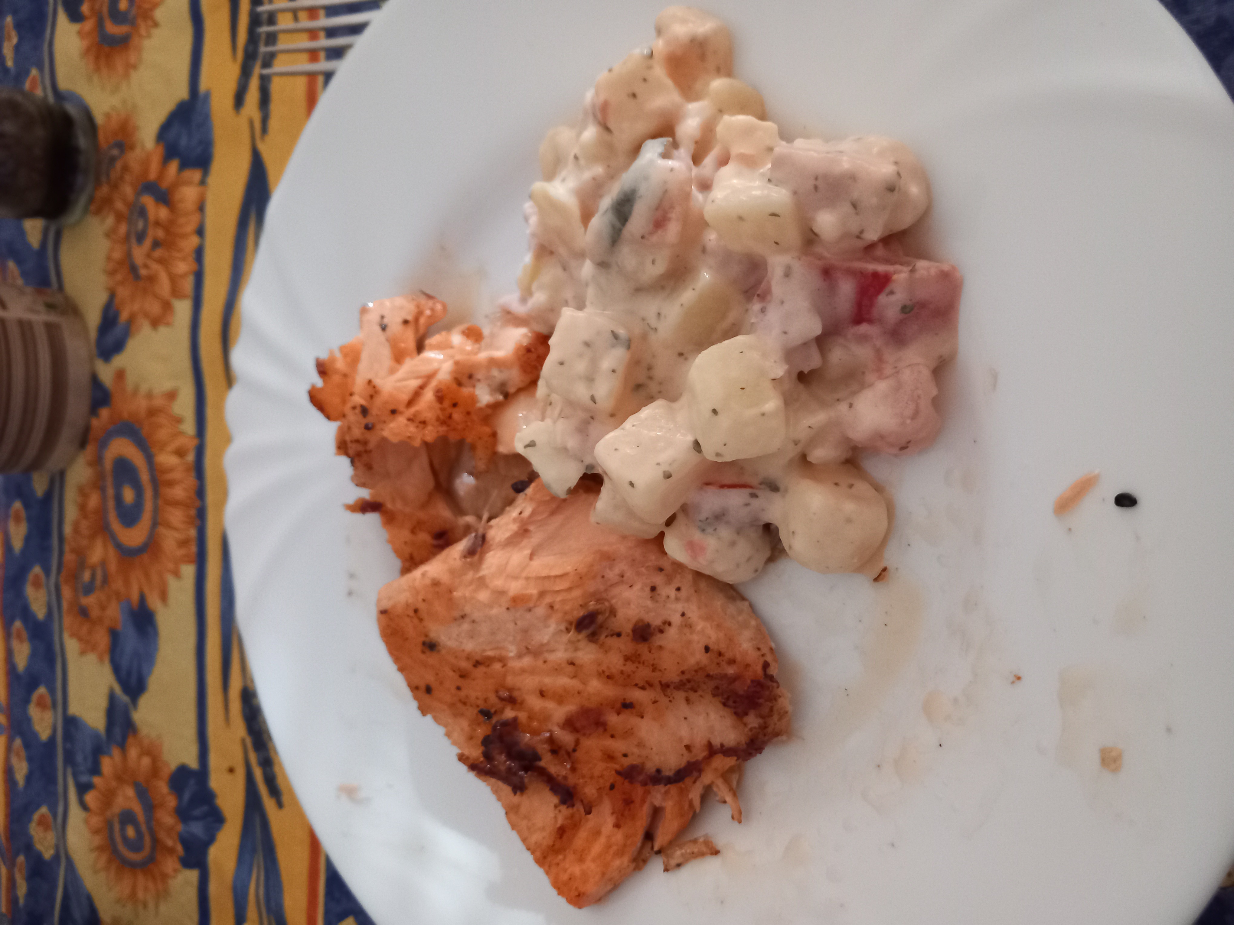 Saumon et salade crémeuse