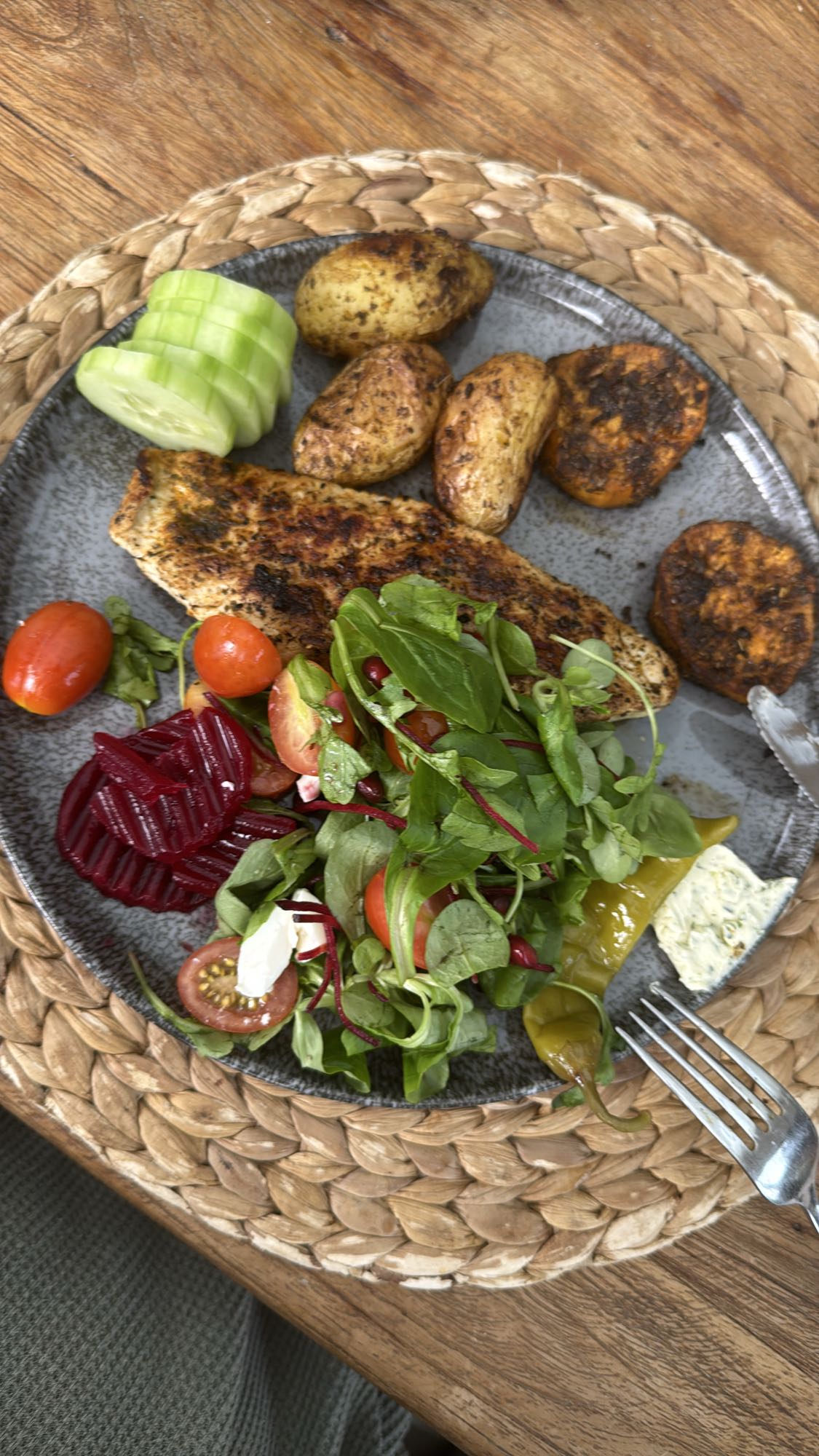 Gegrilltes Hähnchen mit Salat