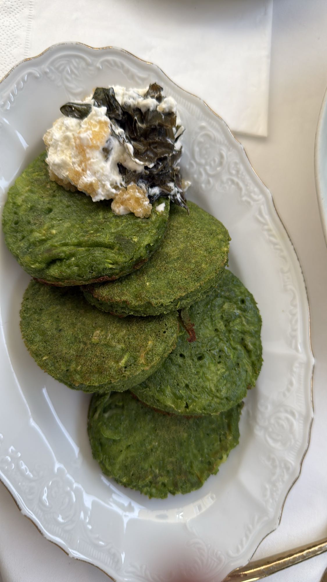 оладьи со шпинатом и икрой