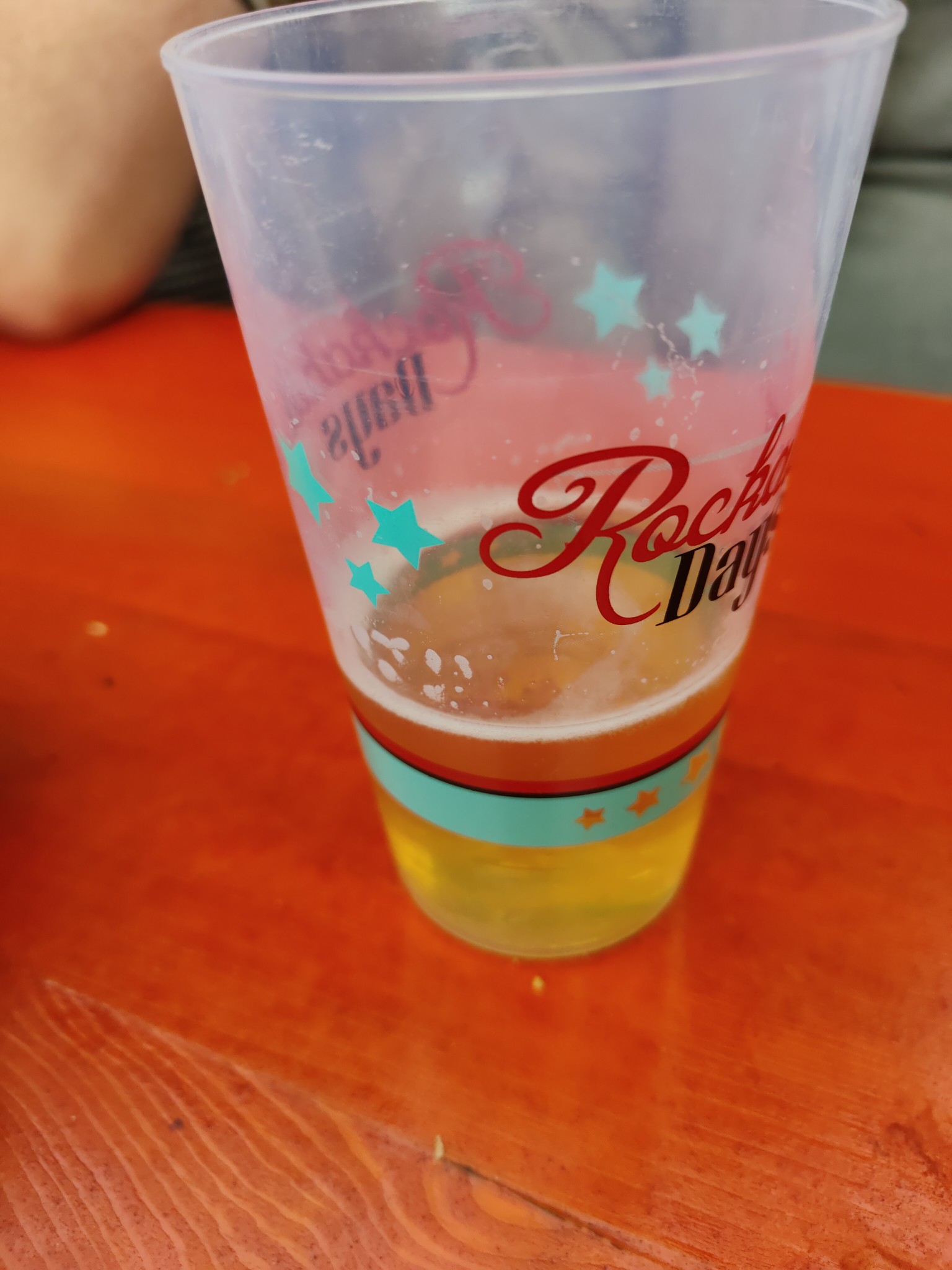 Bier im Plastikbecher