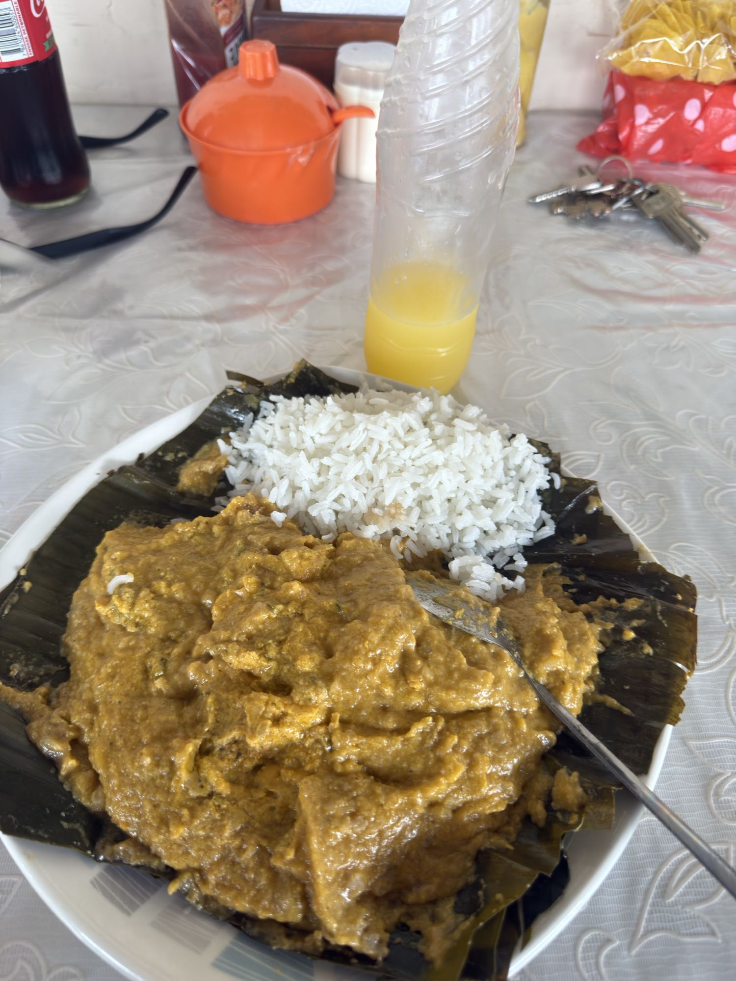 Tamal con arroz y jugo