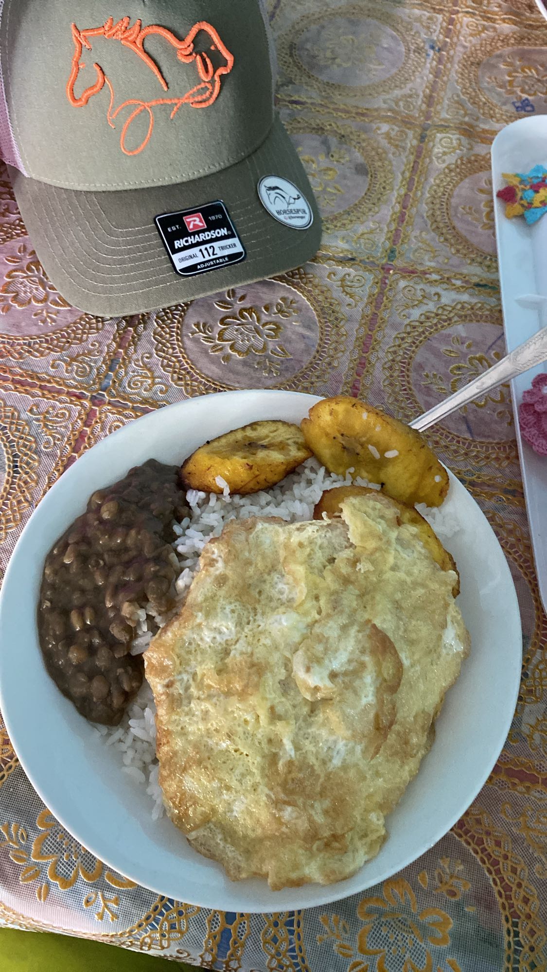 arroz, frijoles, plátano y huevo