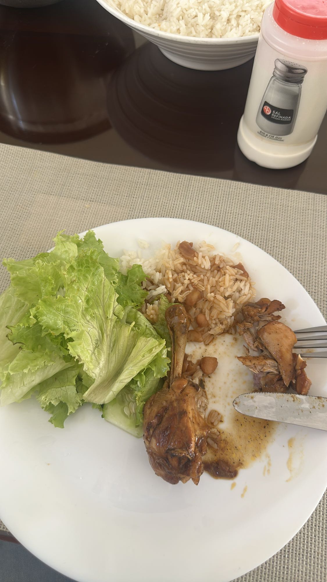 Pollo con arroz y ensalada
