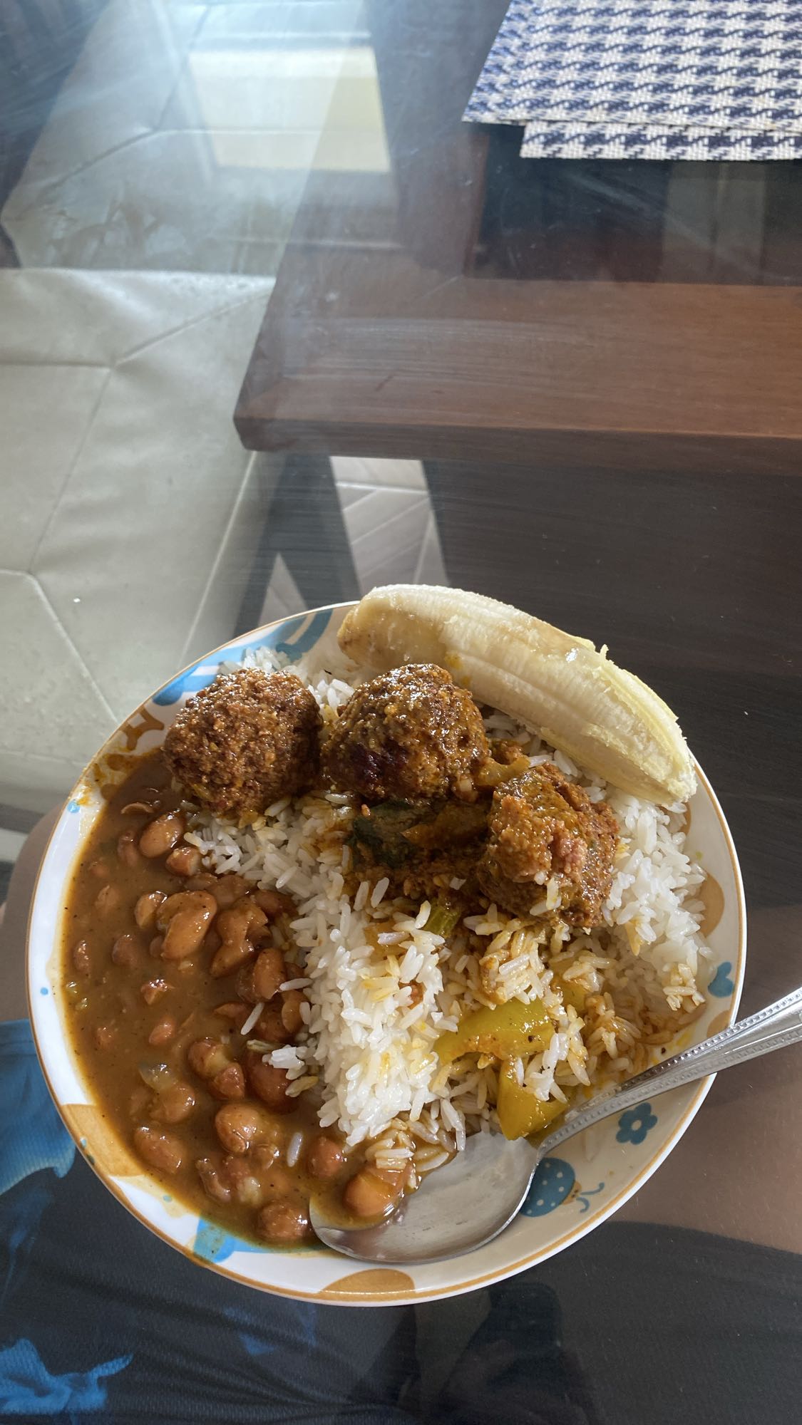 Arroz con frijoles y plátano