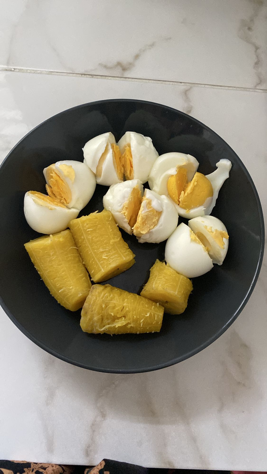 Huevos y plátano hervido