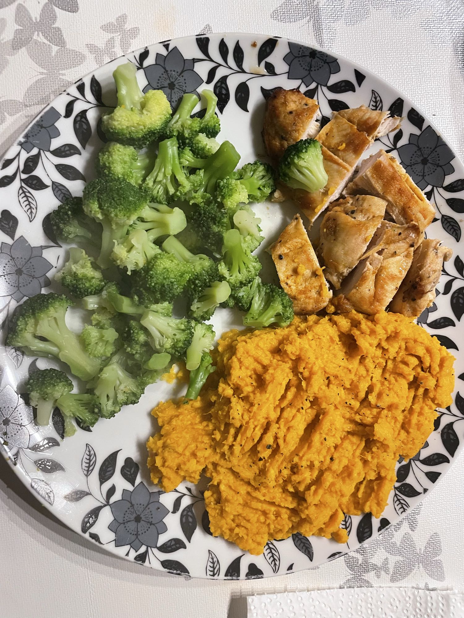 Hähnchenbrust mit Süßkartoffeln und Brokkoli