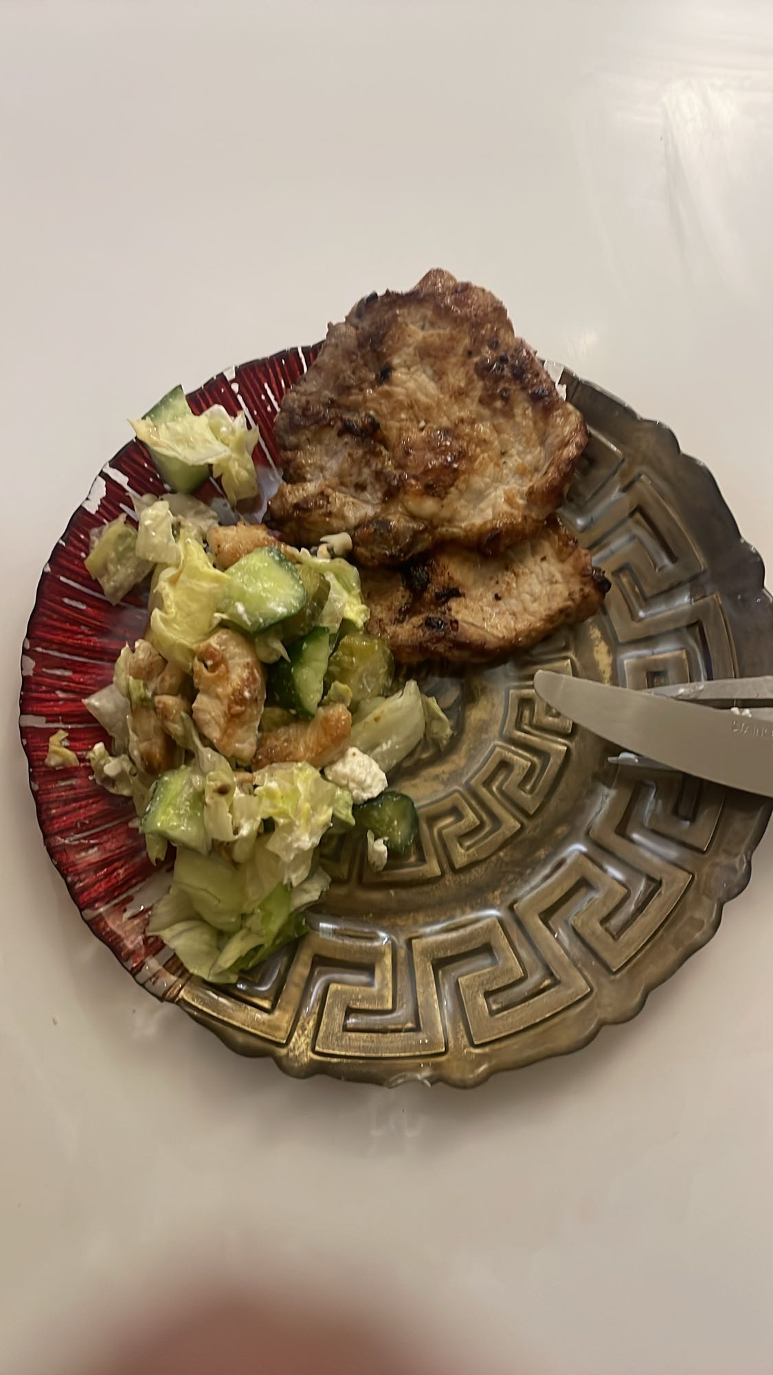 Grillad fläskkotlett med sallad