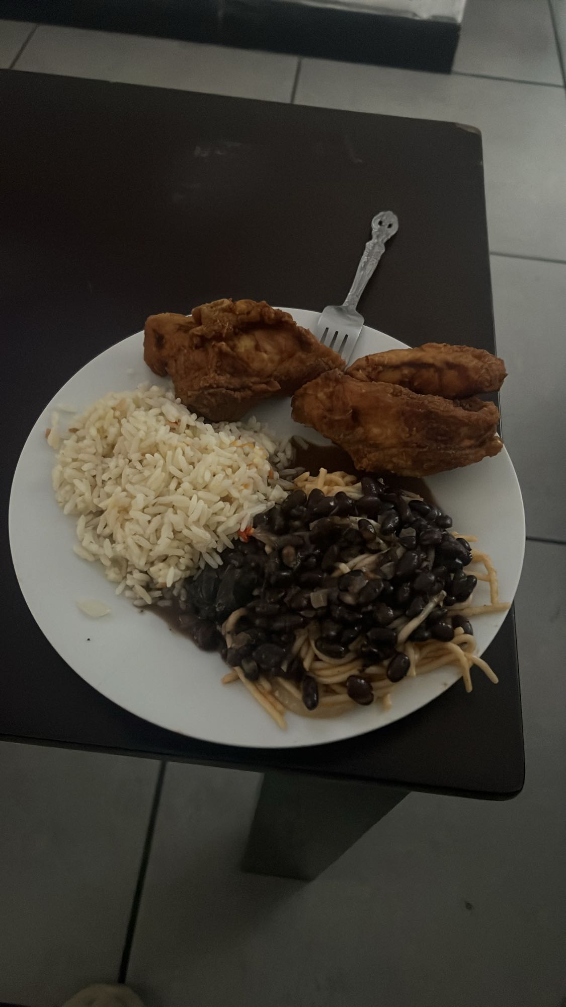 Pollo con arroz y frijoles