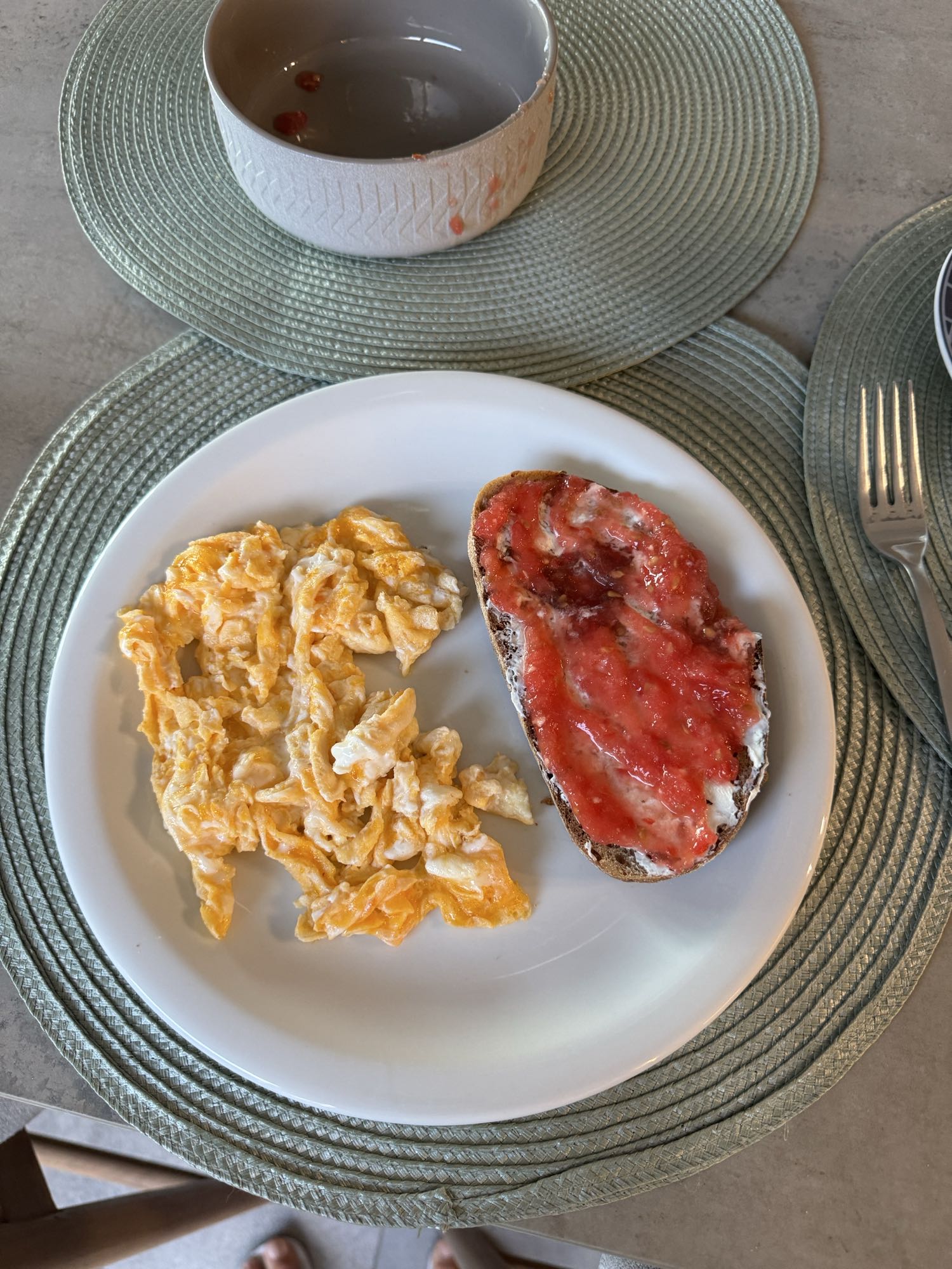 Huevos revueltos y pan con tomate