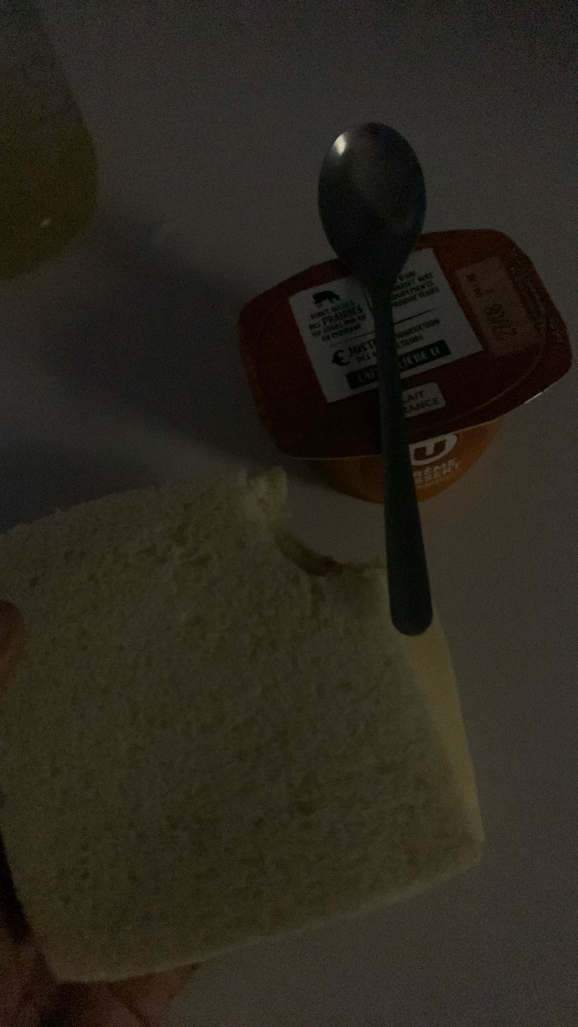 Pain et yaourt sucré