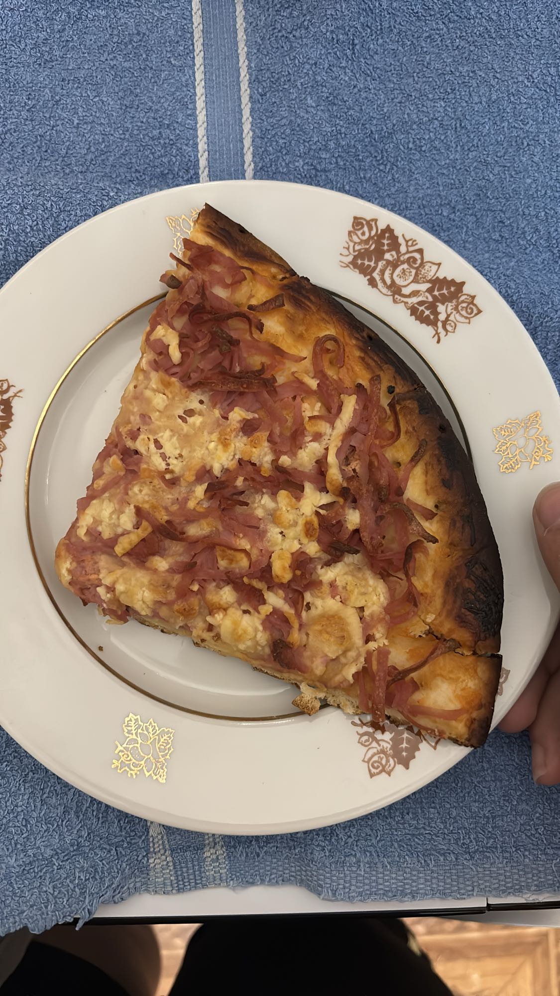 Кусок пиццы с ветчиной