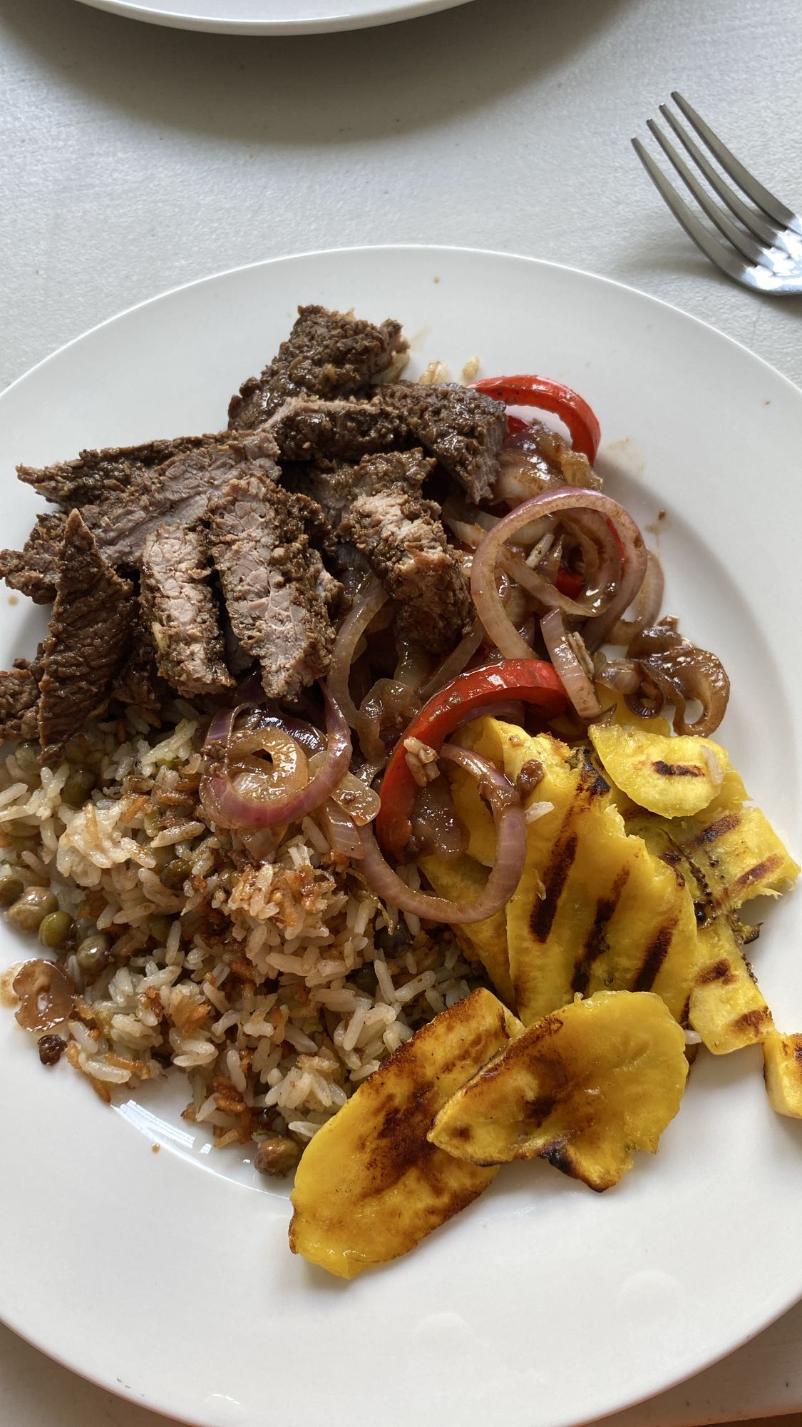 Carne con arroz y plátano