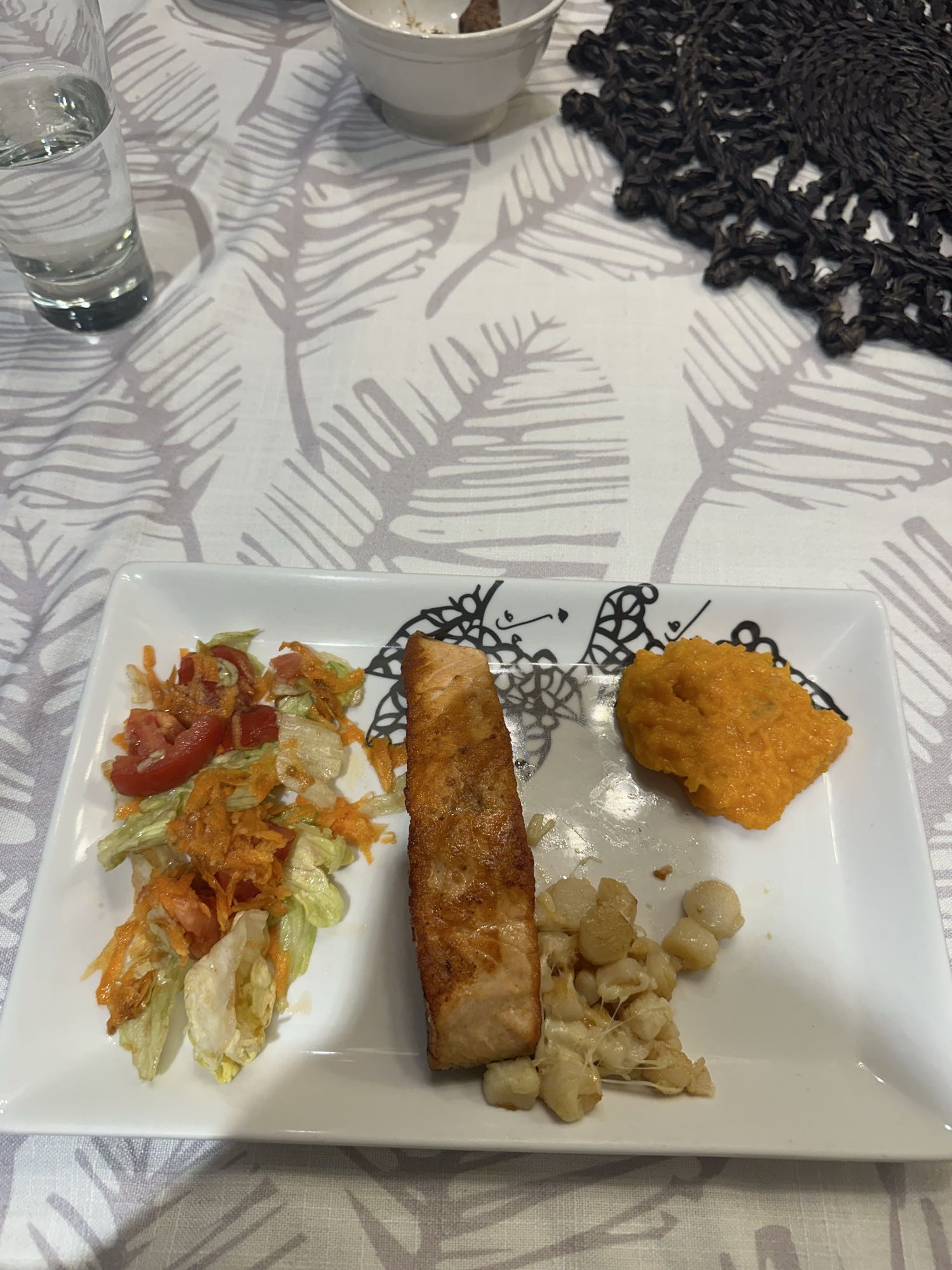 Salmón con ensalada