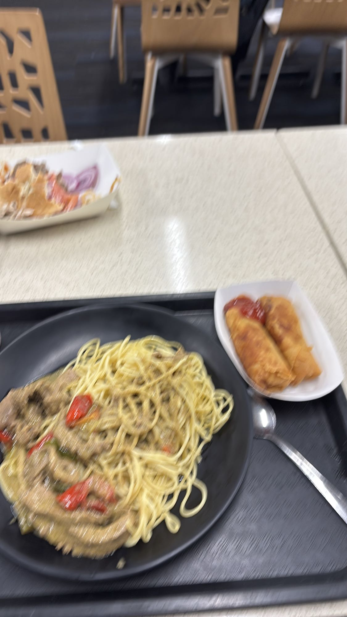 espaguetis con carne y rollitos