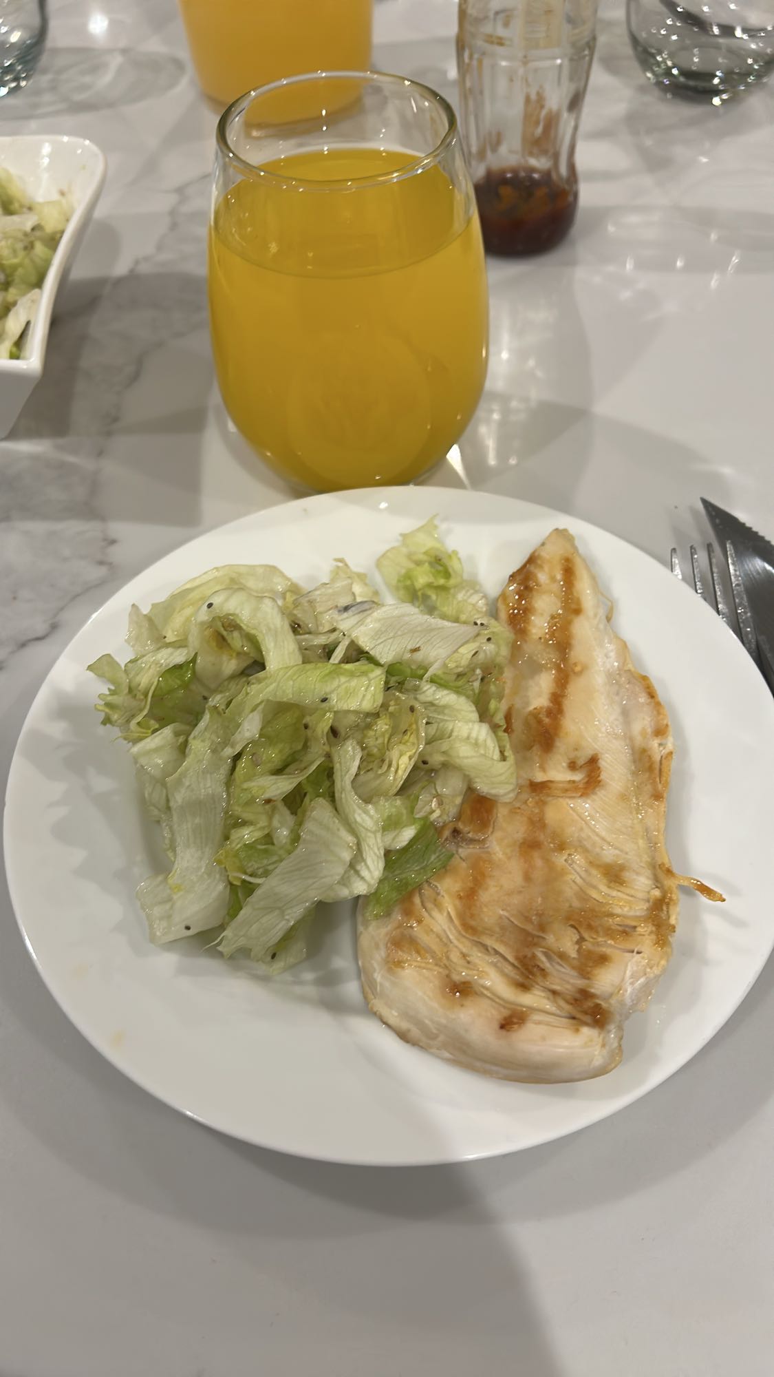 Pollo con ensalada y jugo
