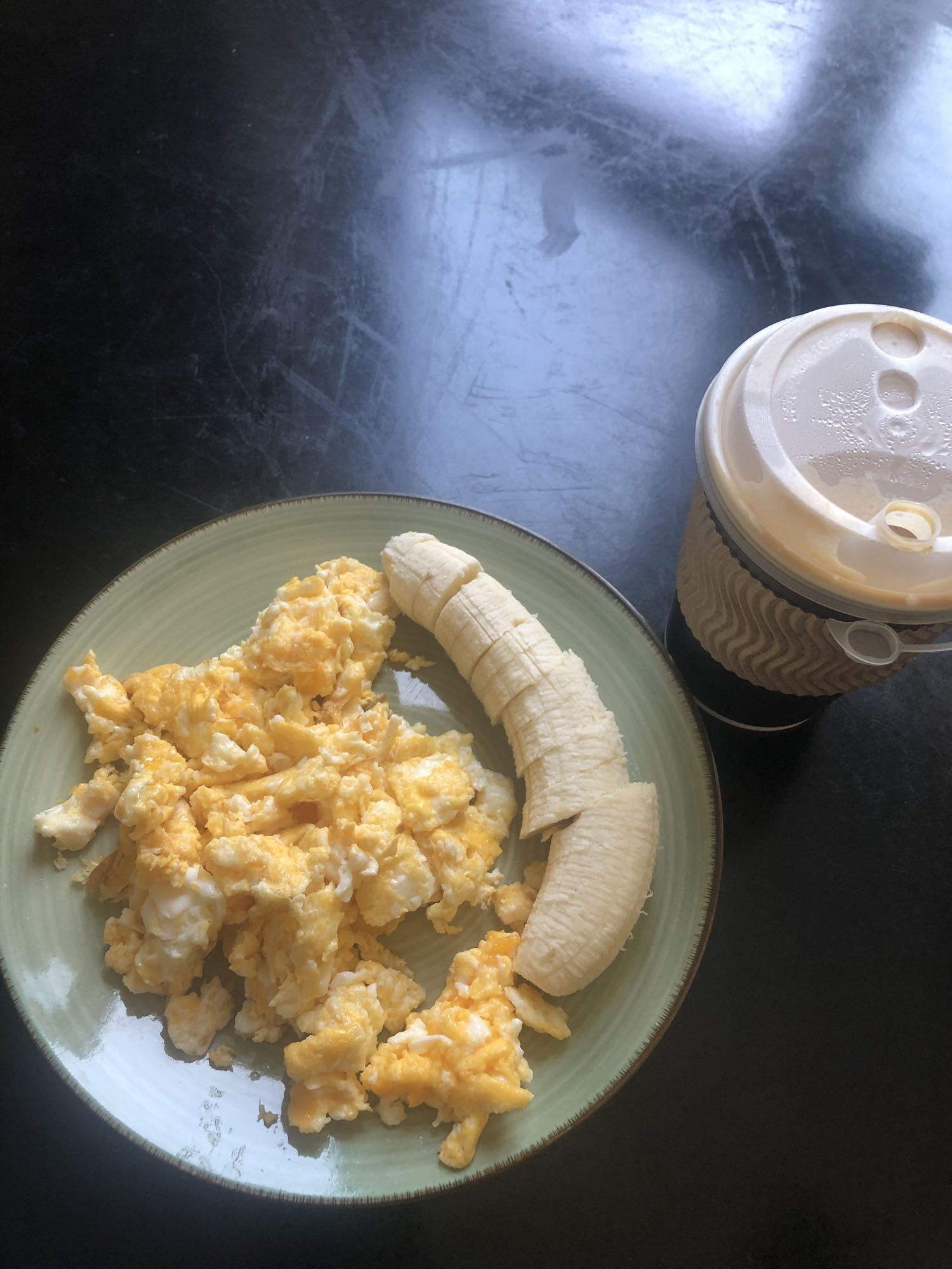 Яичница с бананом и кофе