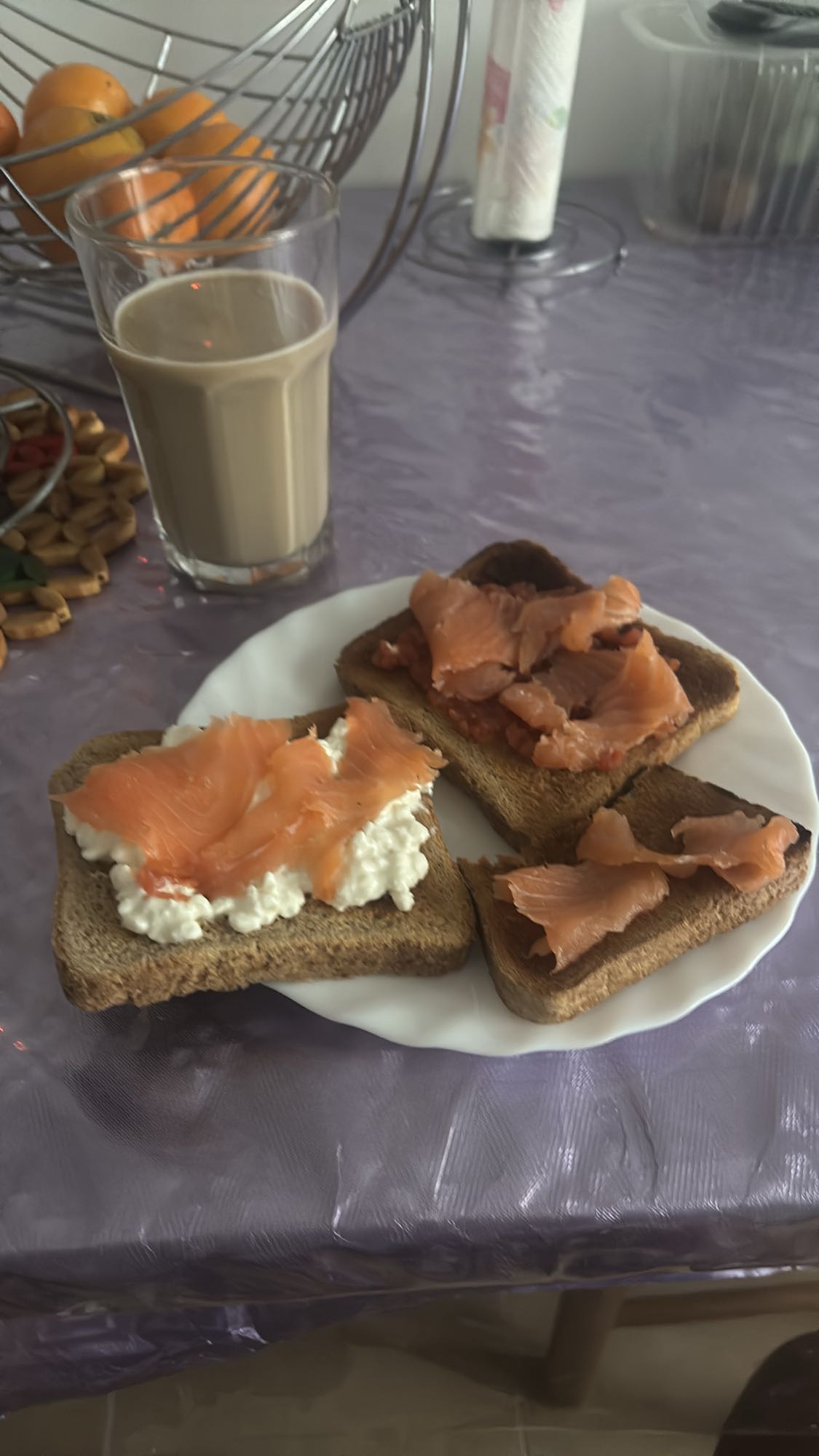 Tostadas con salmón, tomate triturado y café