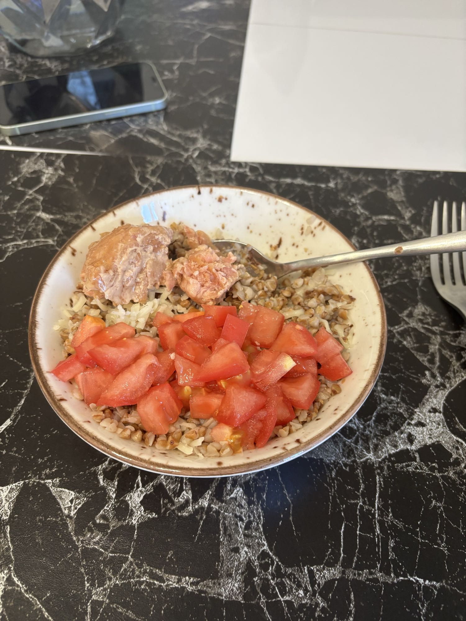 гречка с лососем и томатом