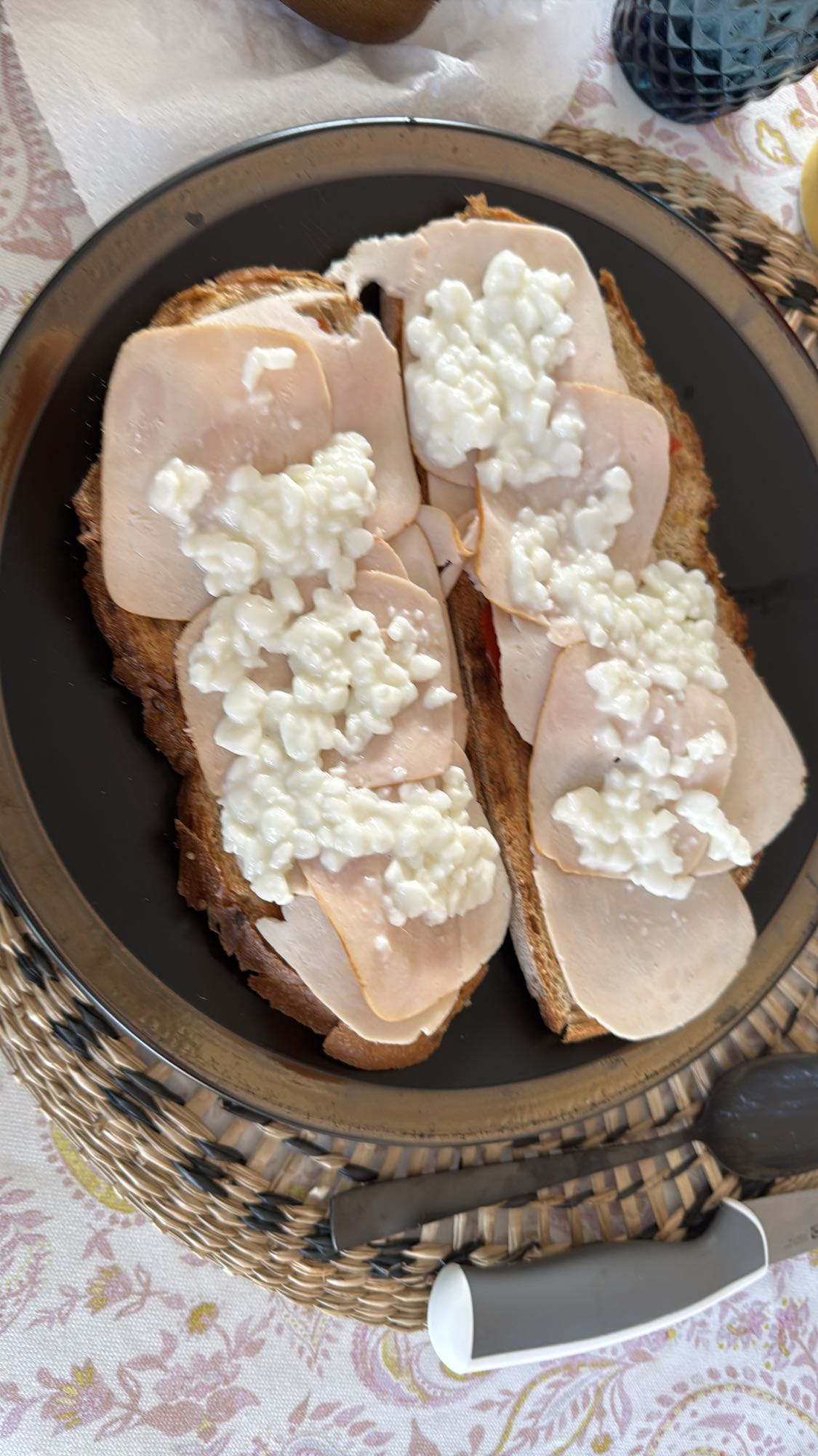 Tostadas con pavo y queso