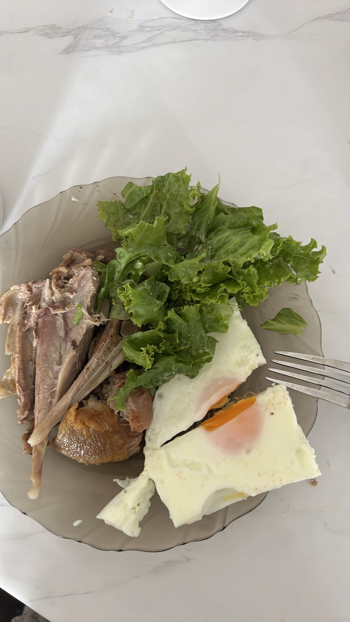 мясо с яйцом и салатом