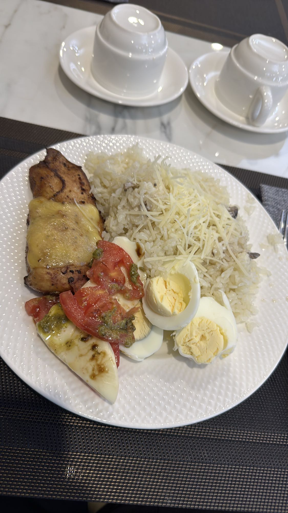 Курица с рисом и яйцом