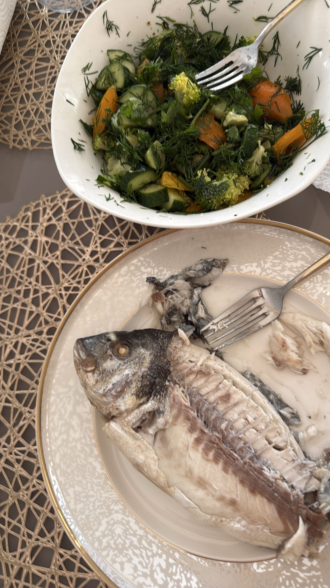 Рыба с овощным салатом