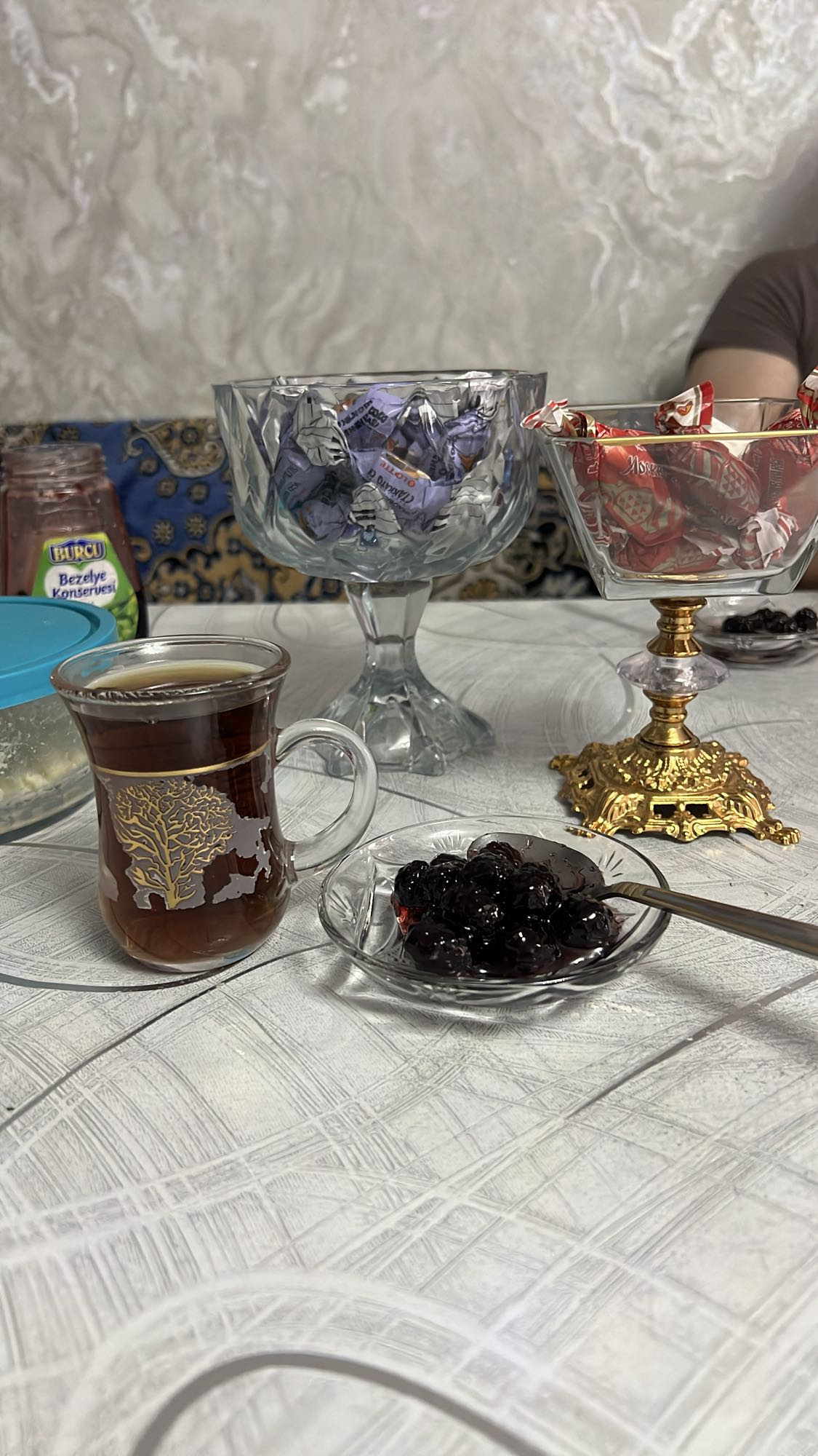 Çay ve vişne reçeli