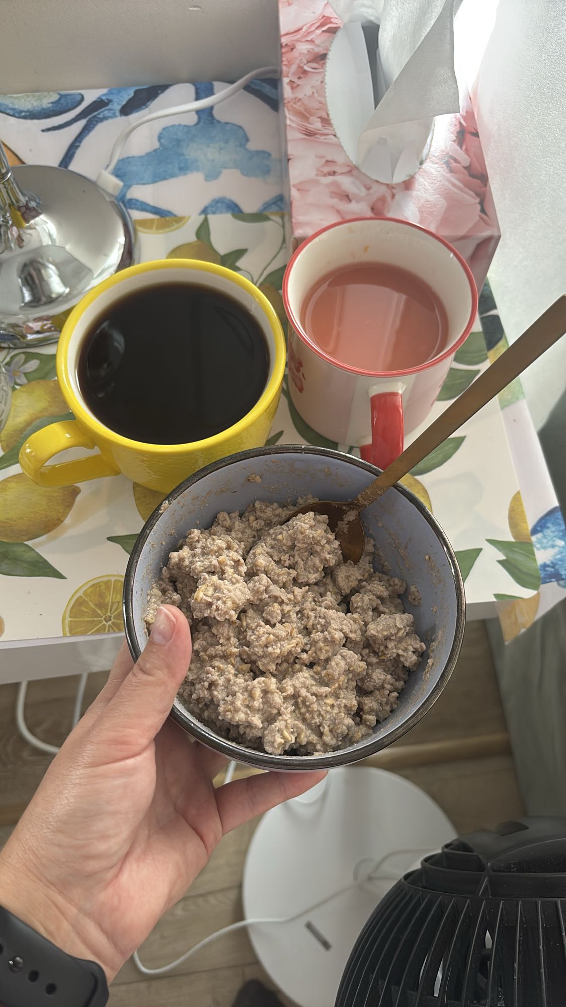 owsianka z odżywką białkową, kawą i sokiem