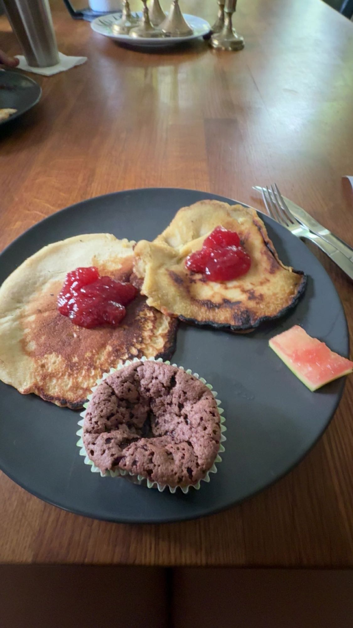 Pannkakor med sylt och muffin