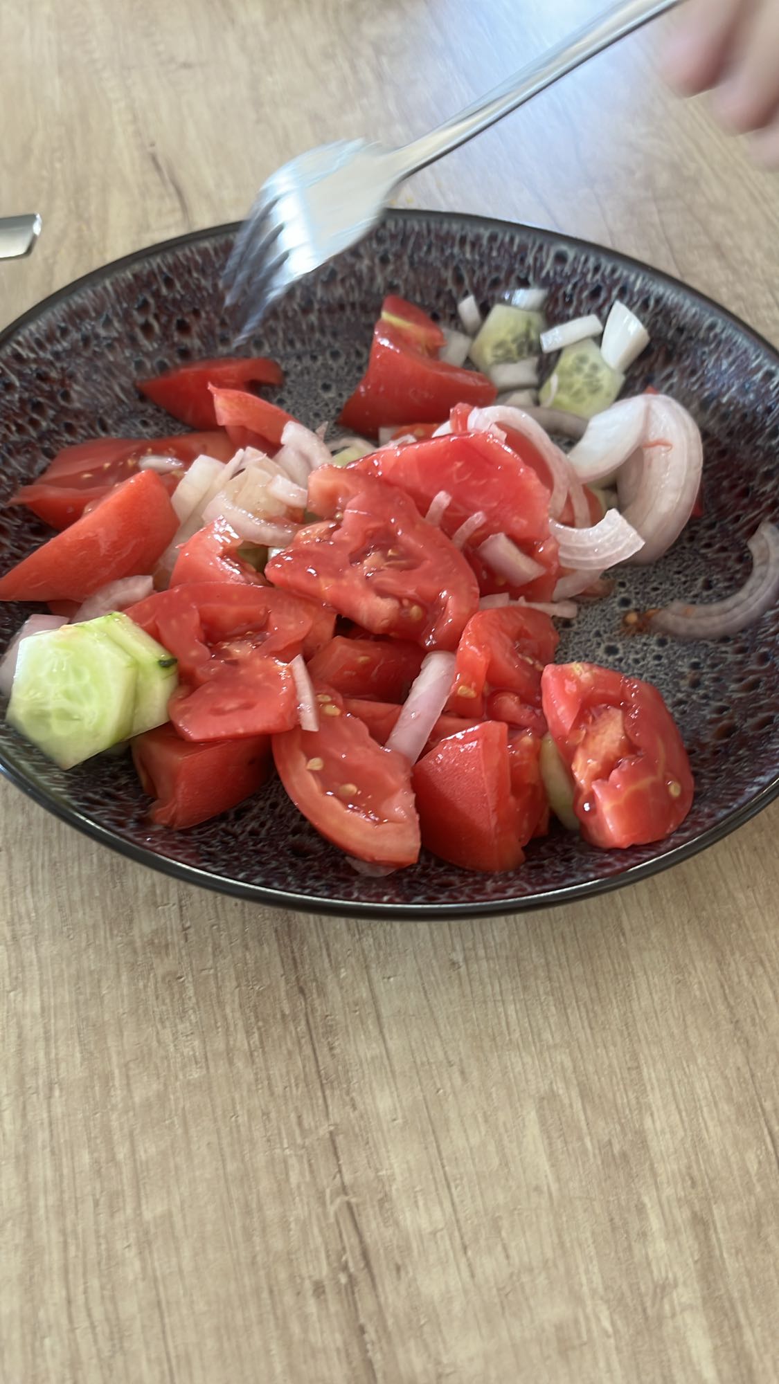 Salată de roșii și castraveți