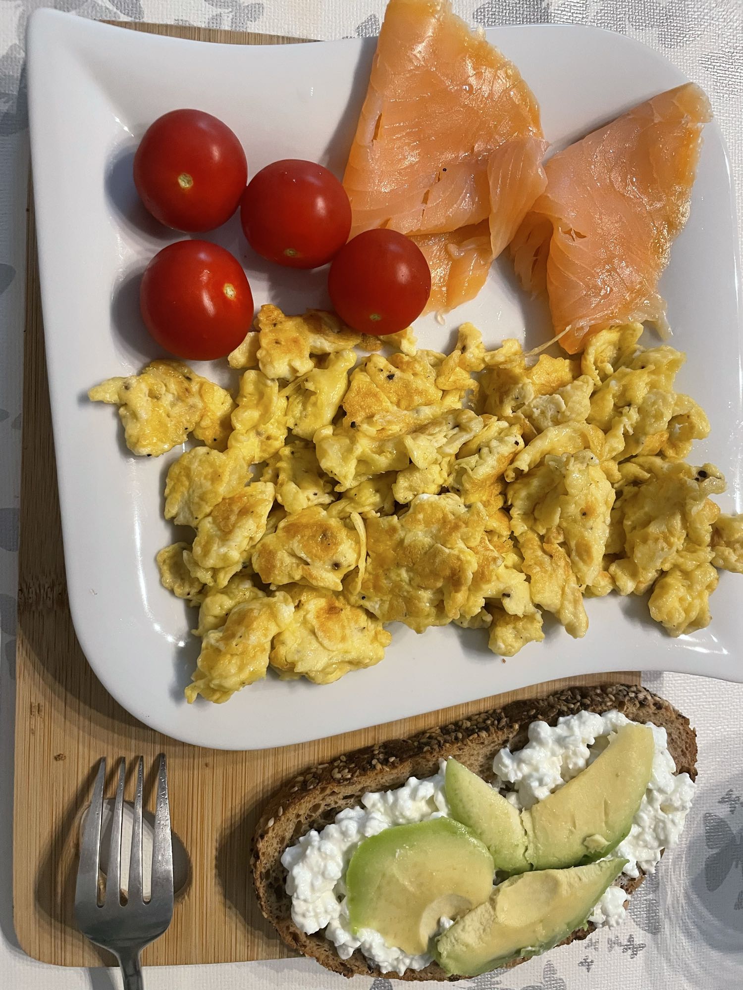 Gesundes Frühstück mit Ei, Käse, Räucherlachs und Vollkornbrot