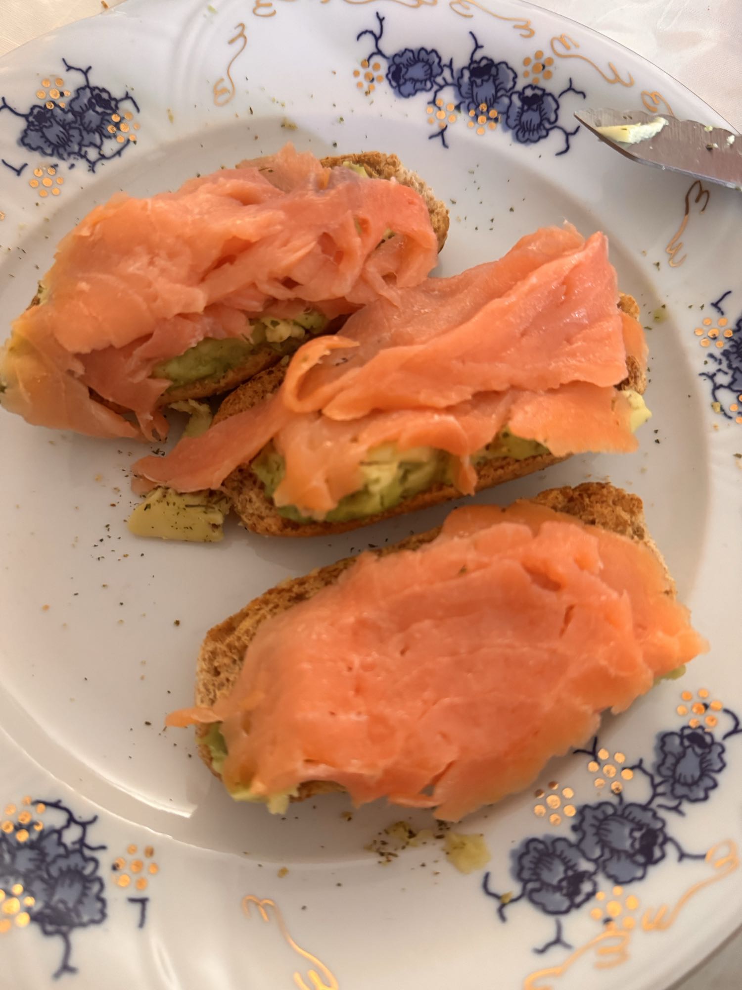 Bruschete cu somon și avocado