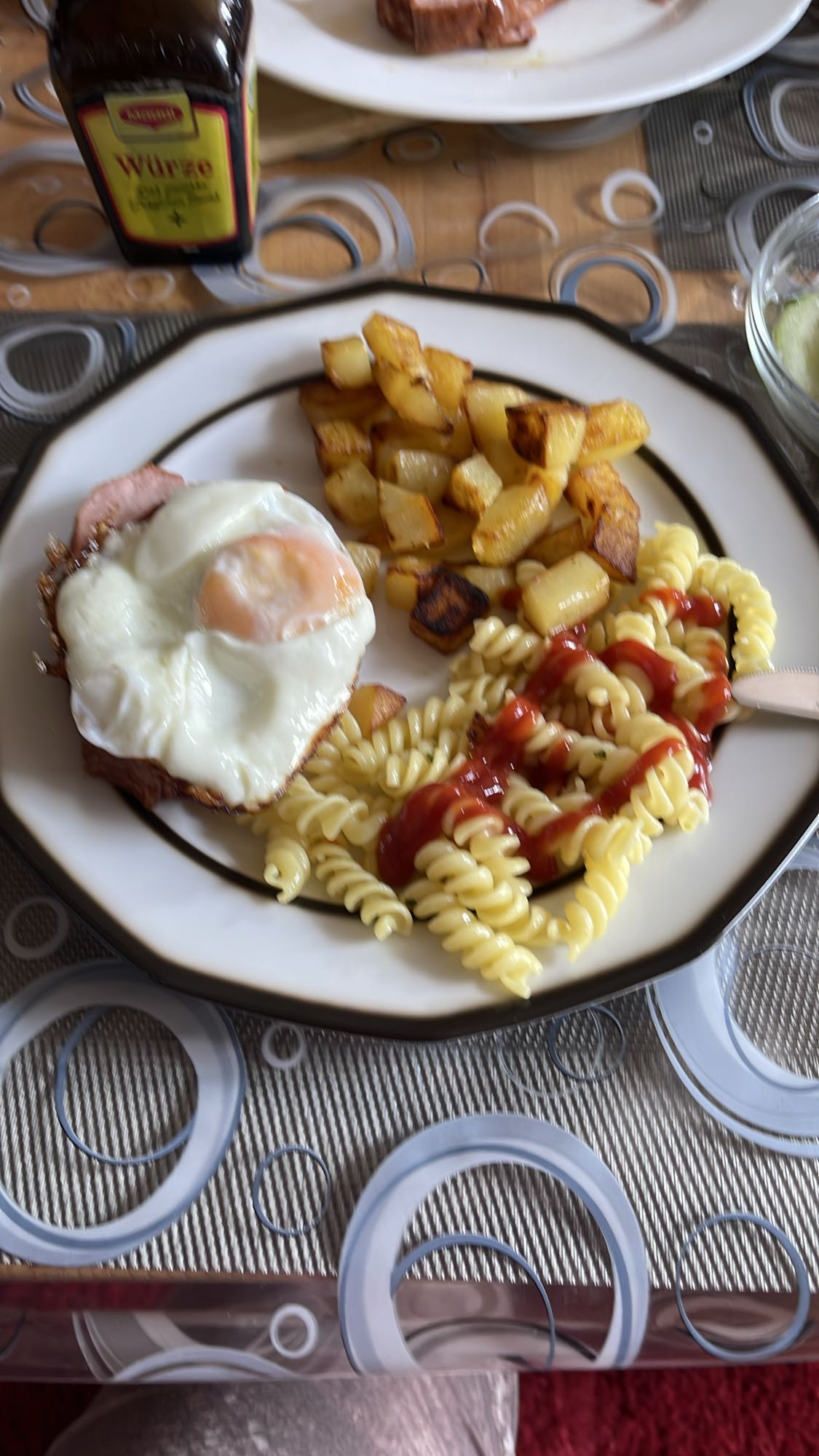 Bratkartoffeln mit Ei und Nudeln