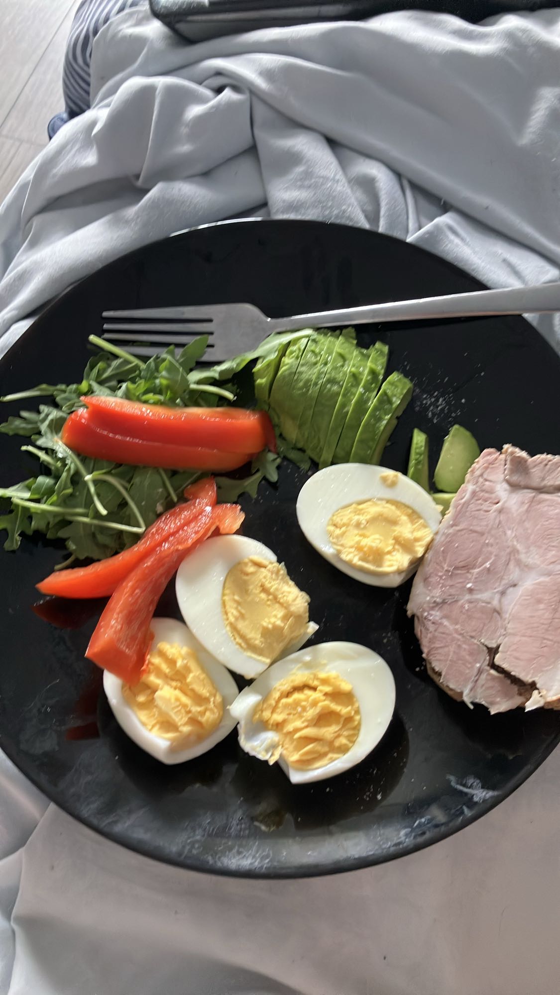 Jajka z szynką i warzywami