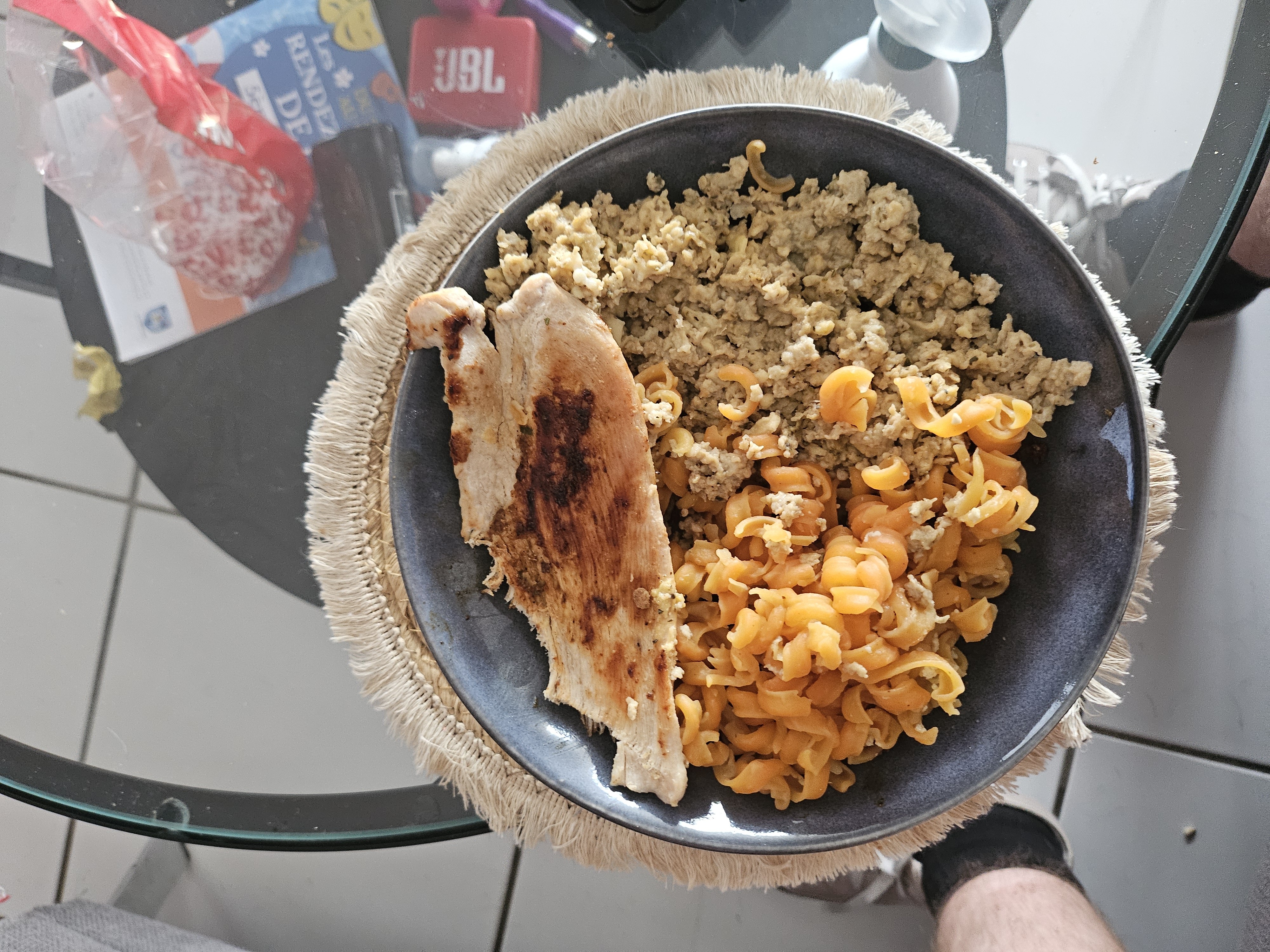 Poulet, œufs brouillés, pâtes