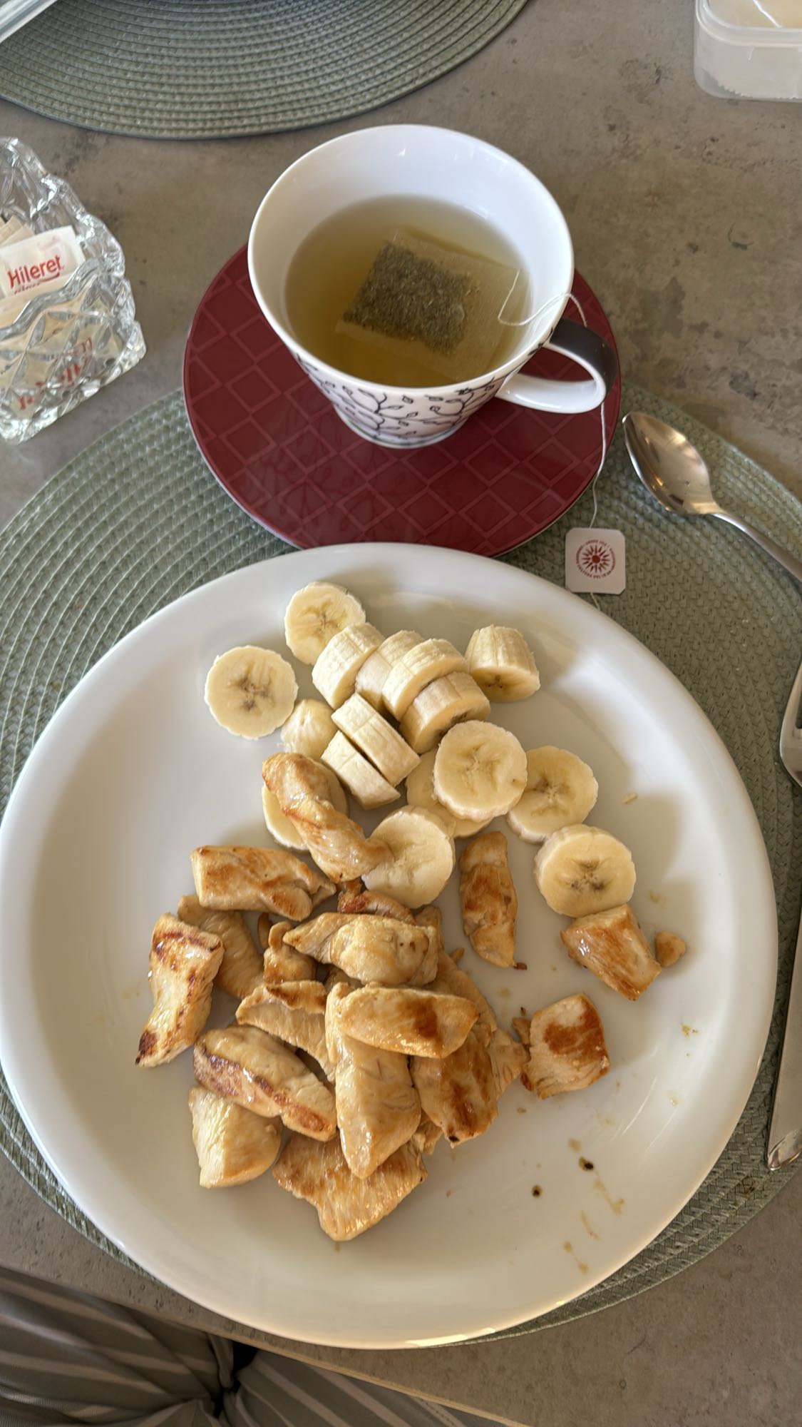 Pollo con plátano y té