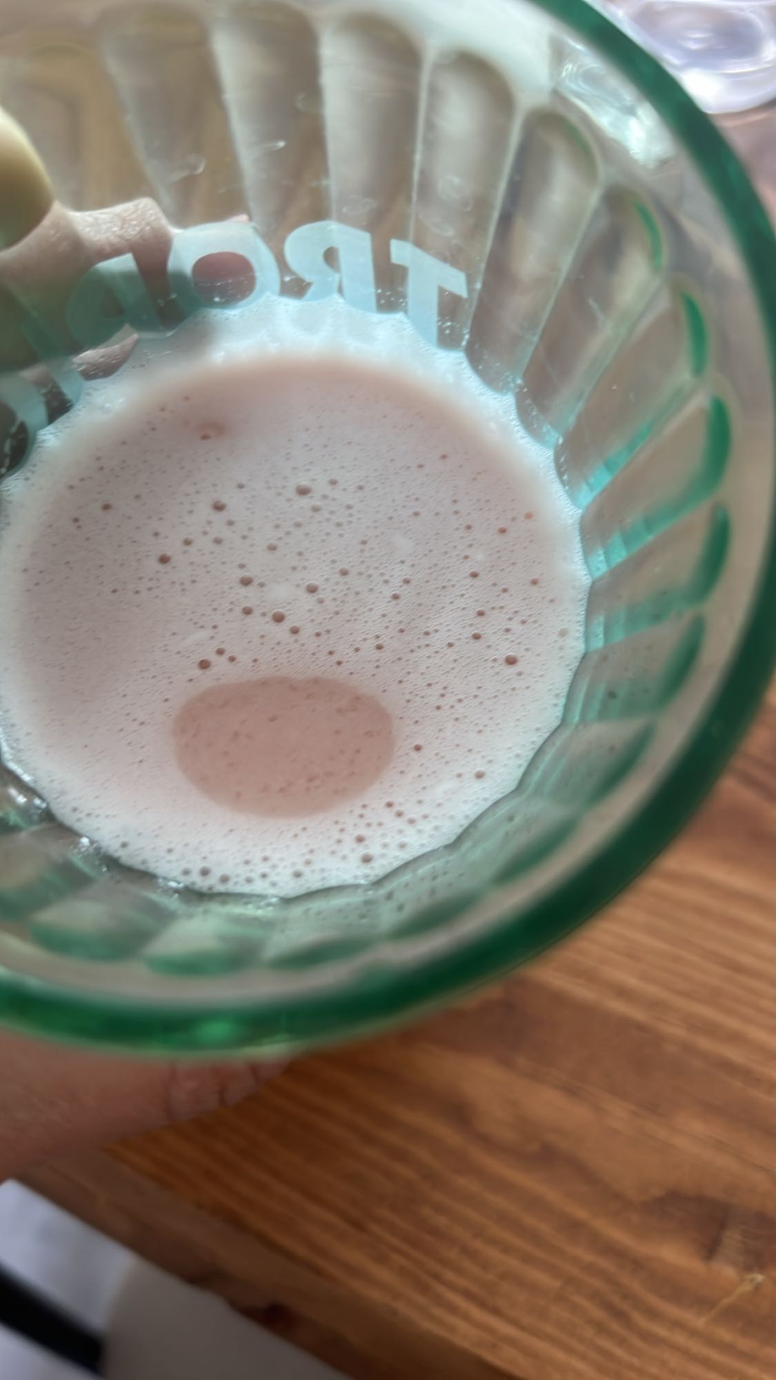 клубничный молочный коктейль