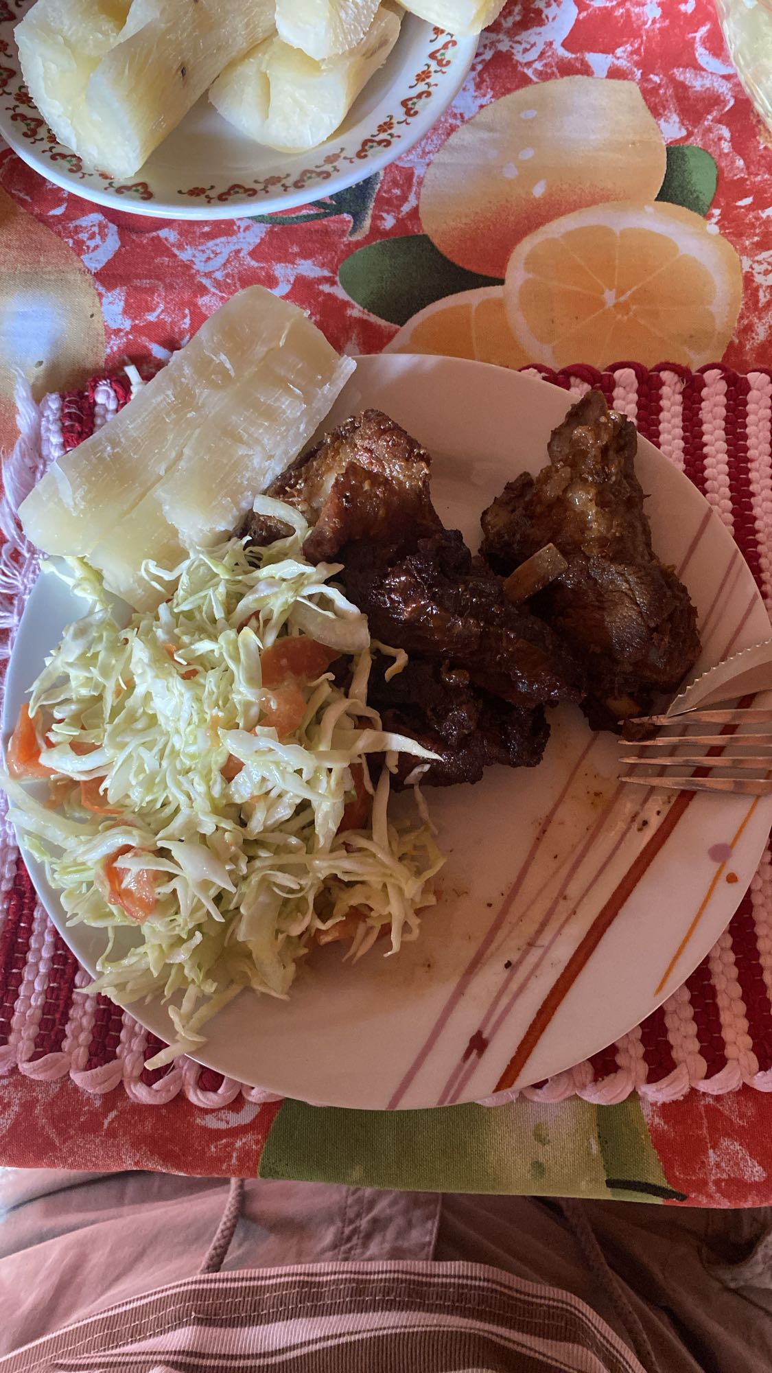 Cerdo con yuca y ensalada