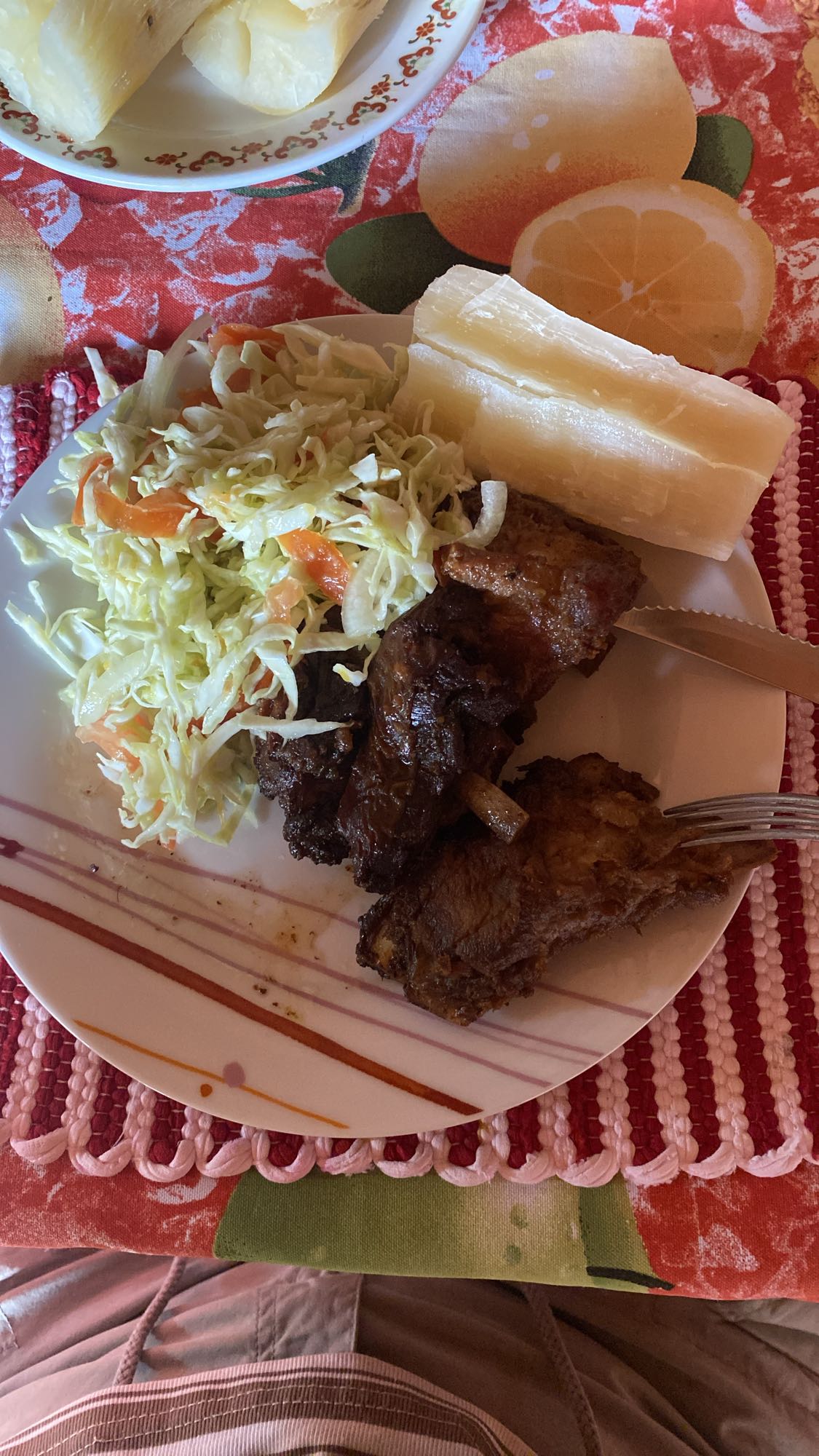 Cerdo con yuca y ensalada