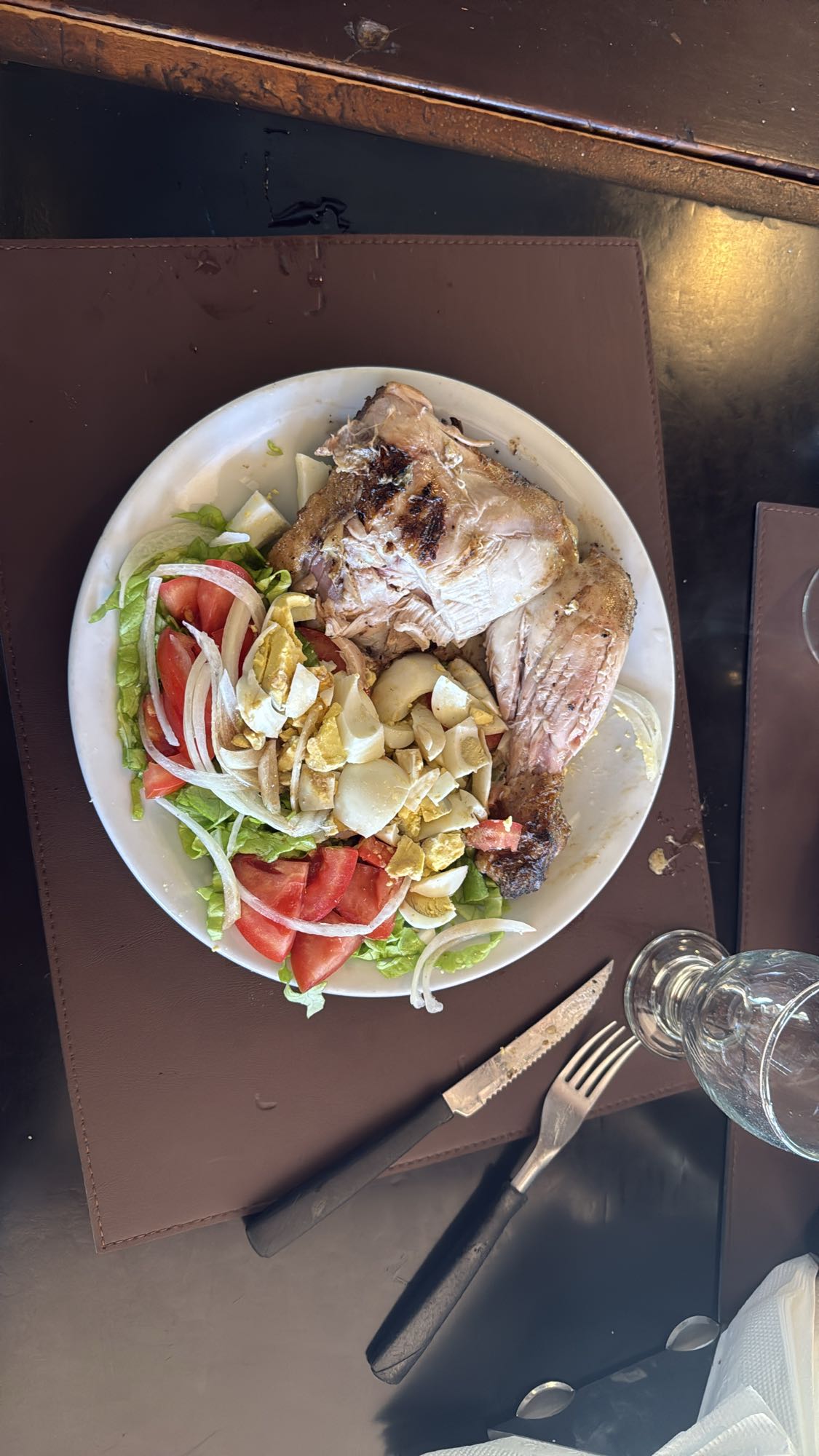 Pollo asado con ensalada