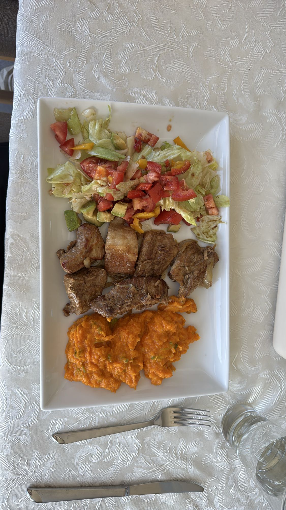 Carne con puré y ensalada