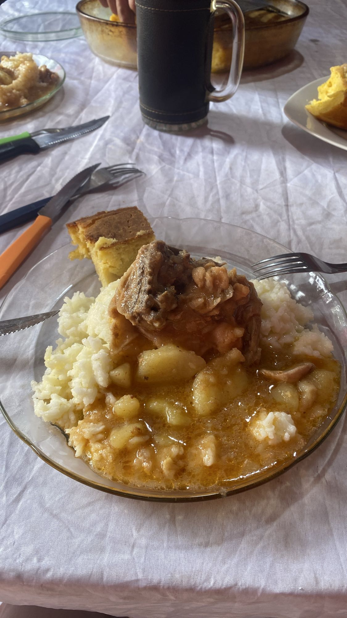 Estofado con arroz y pan