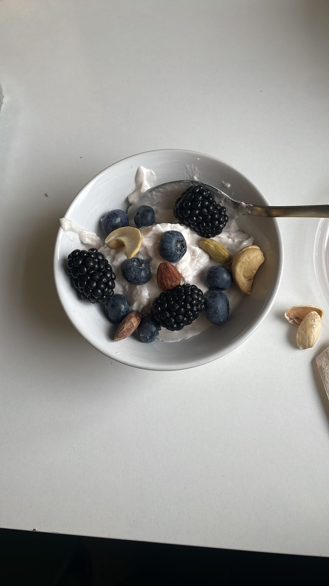 Yoghurt med bär och nötter