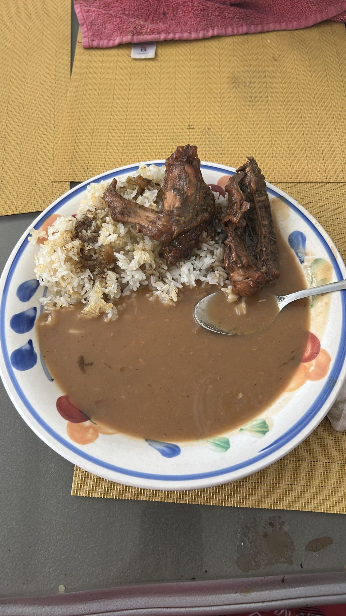 arroz, frijoles y pollo guisado