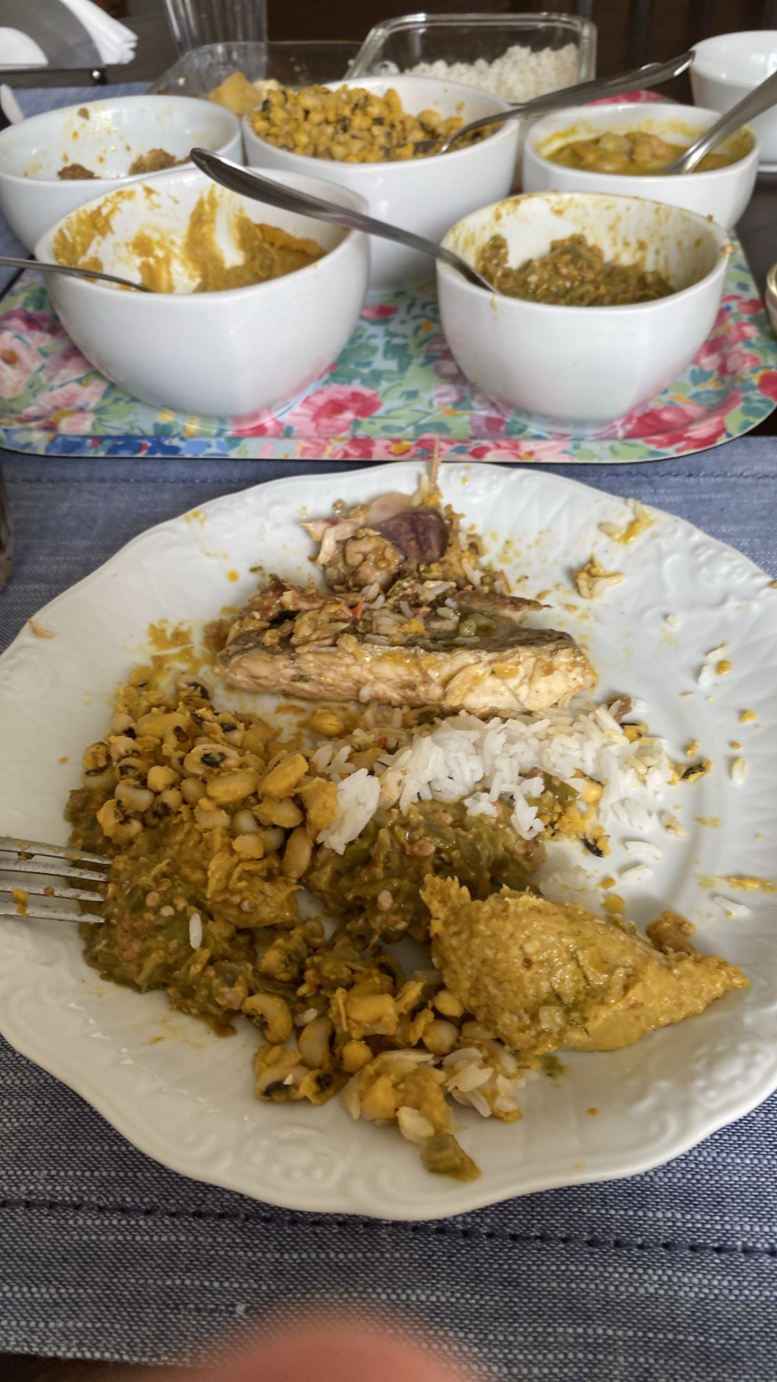 Arroz com peixe e feijão