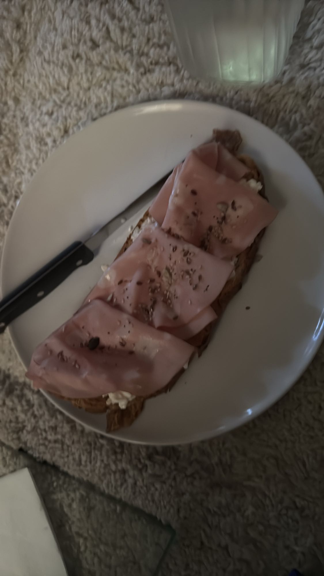 Tostada de mortadela italiana y queso cottage