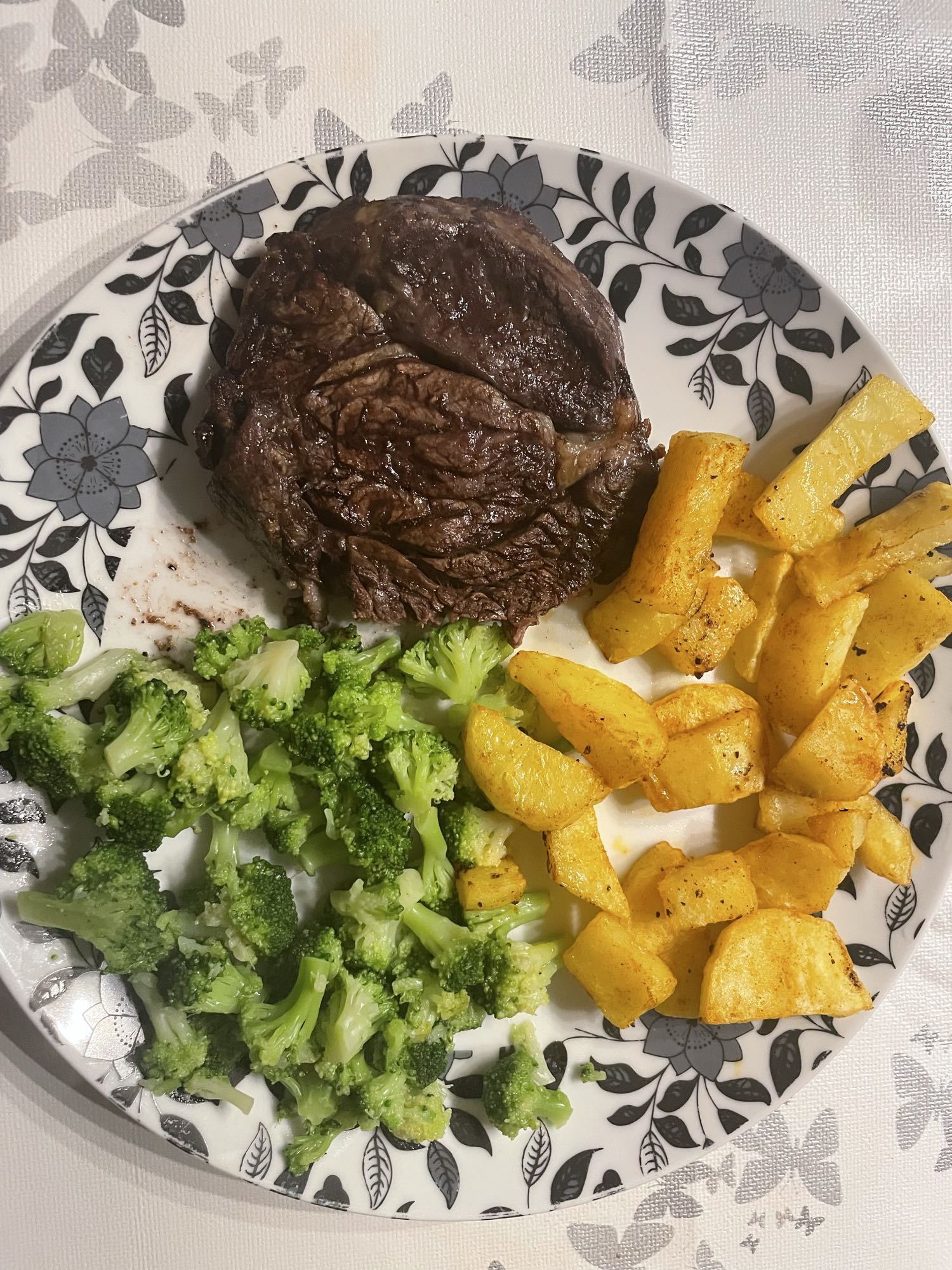 Jungbulle Entrecote mit Kartoffeln und Brokkoli Roche