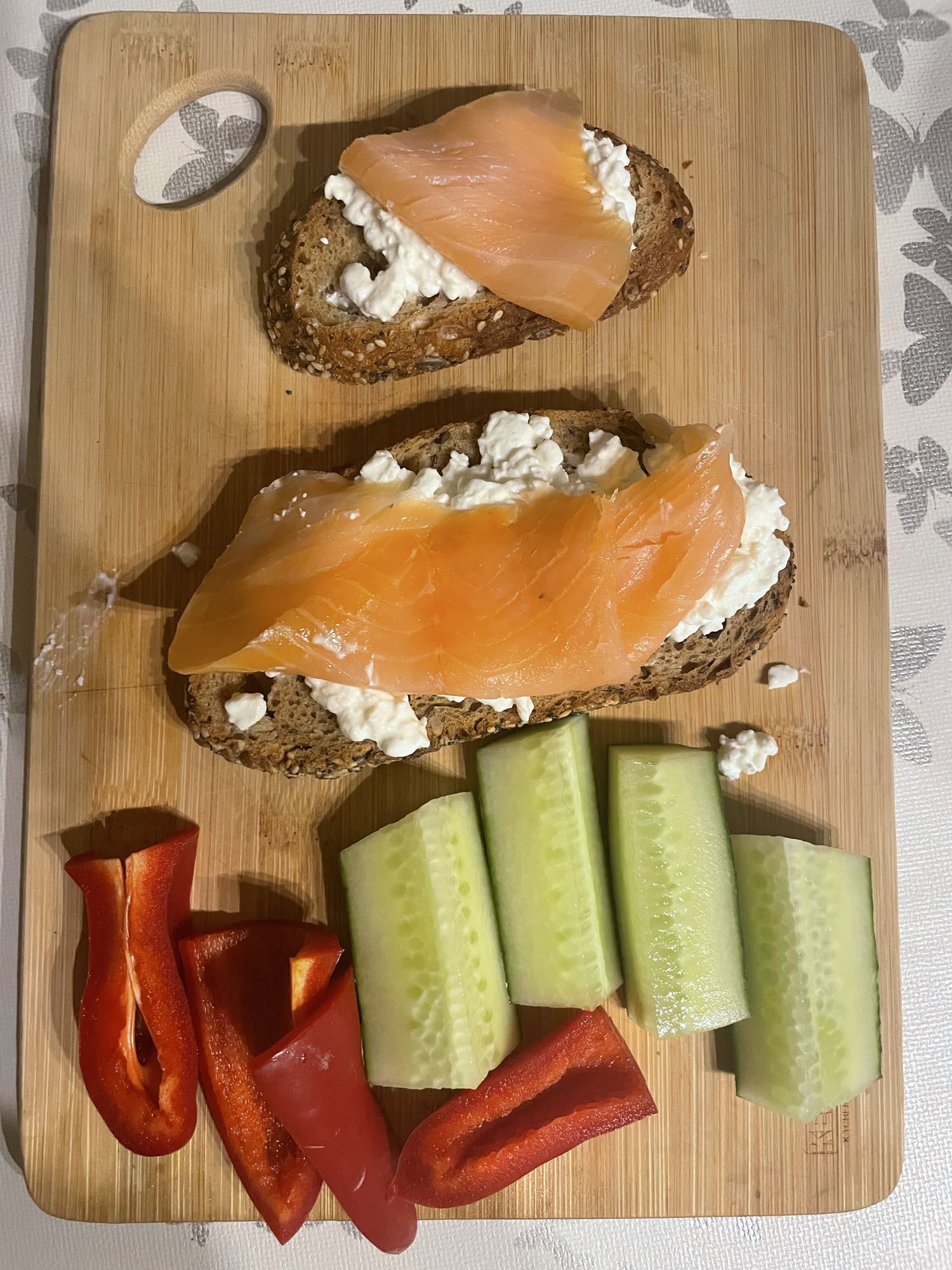 Vollkornlachs-Körniger-Frischkäse-Lunch