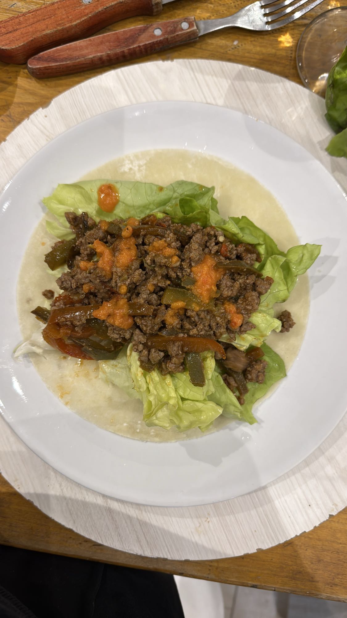Taco de carne y lechuga